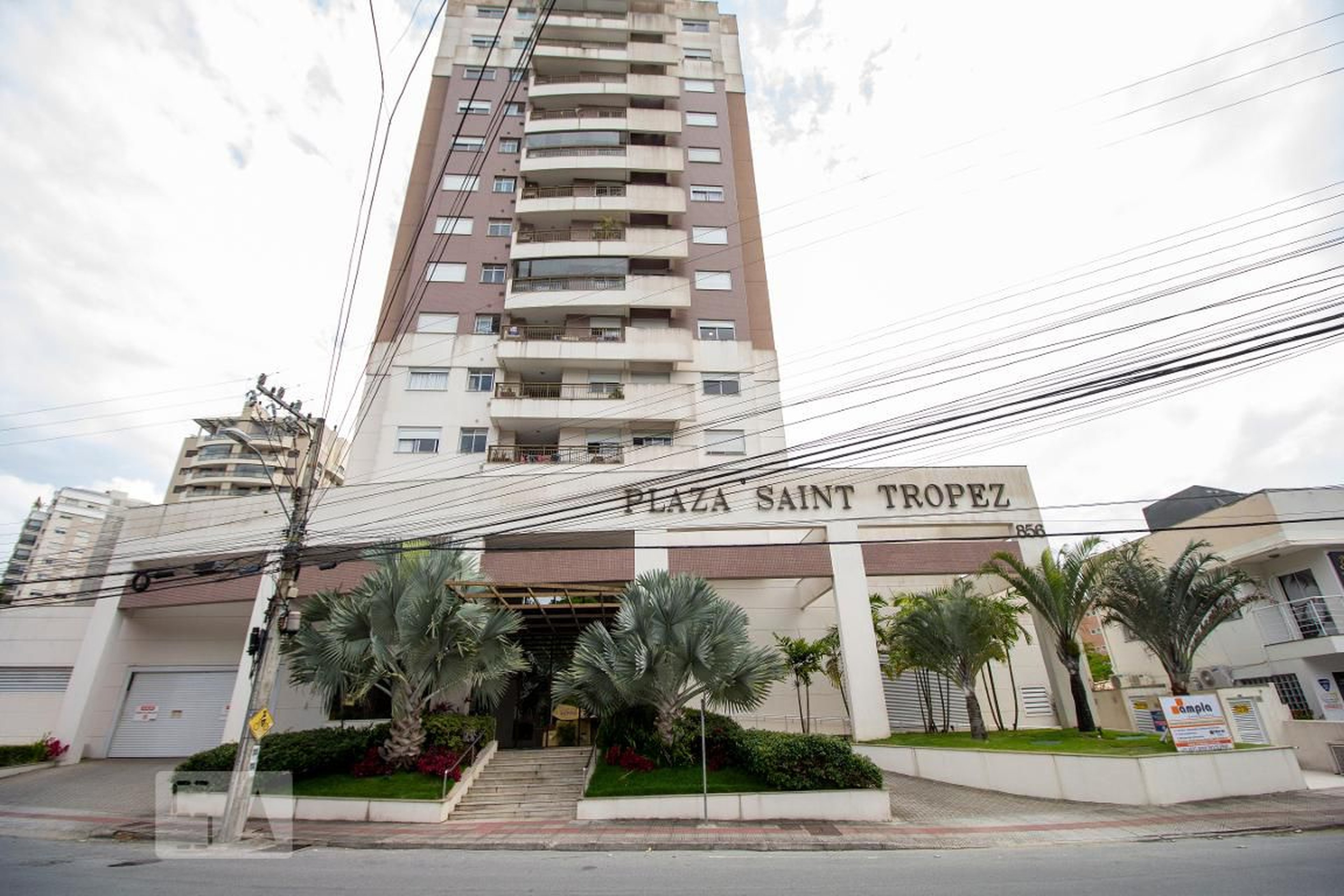 Fachada do Condomínio Condomínio Plaza Saint Tropez