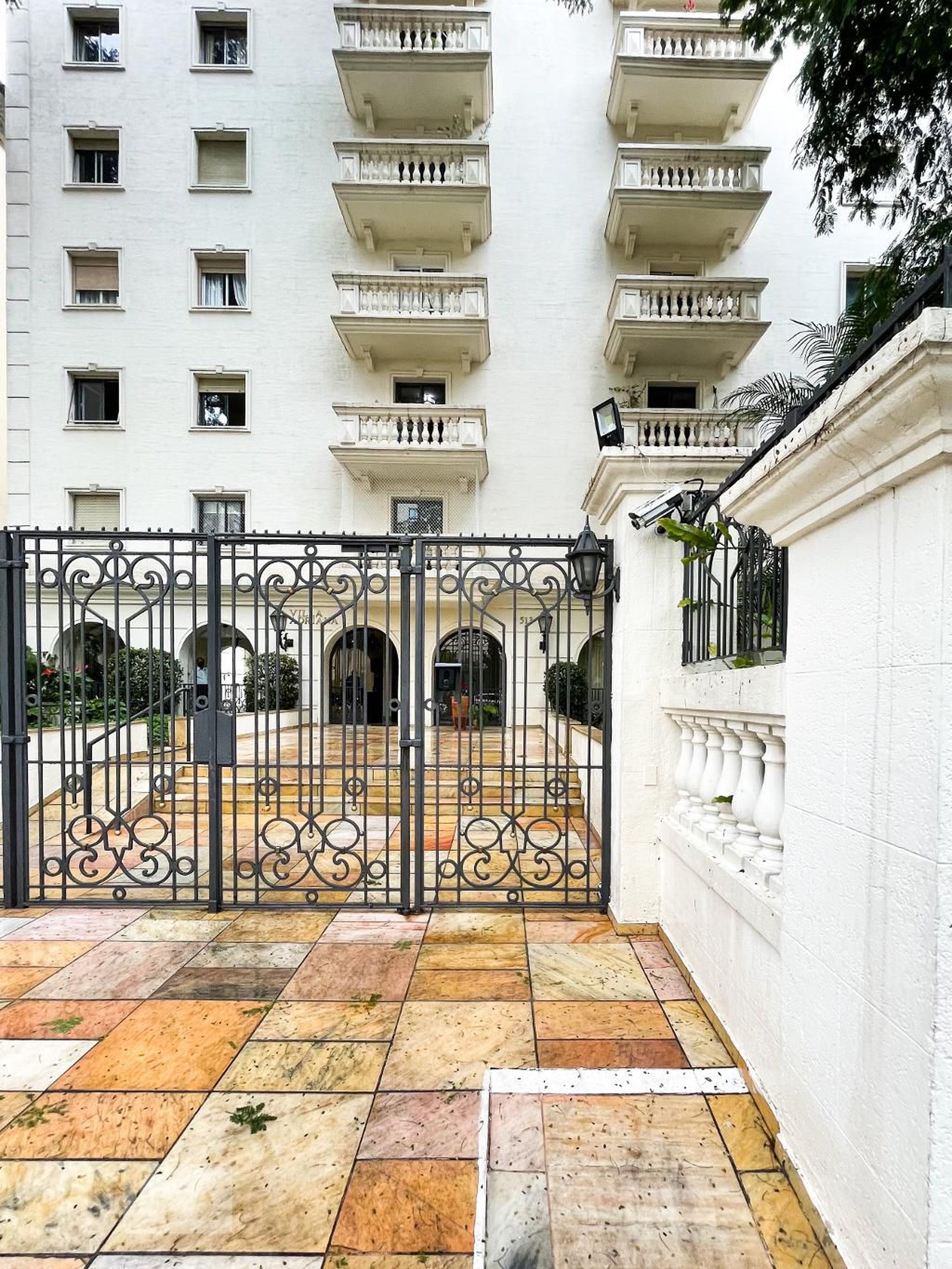 Fachada Condomínio em Rua Capote Valente, 300