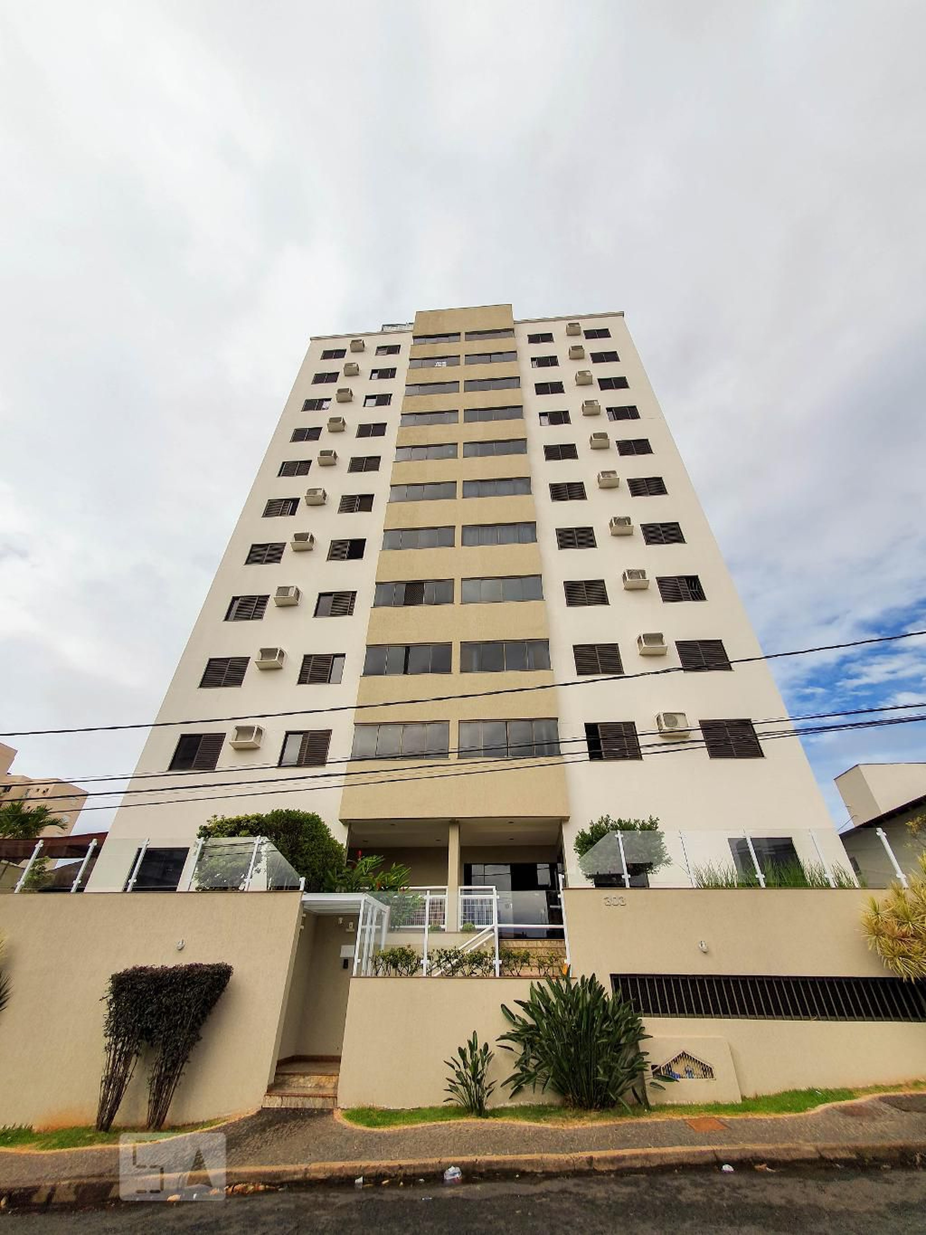 Fachada Condomínio em Rua Armando Lombardi, 55