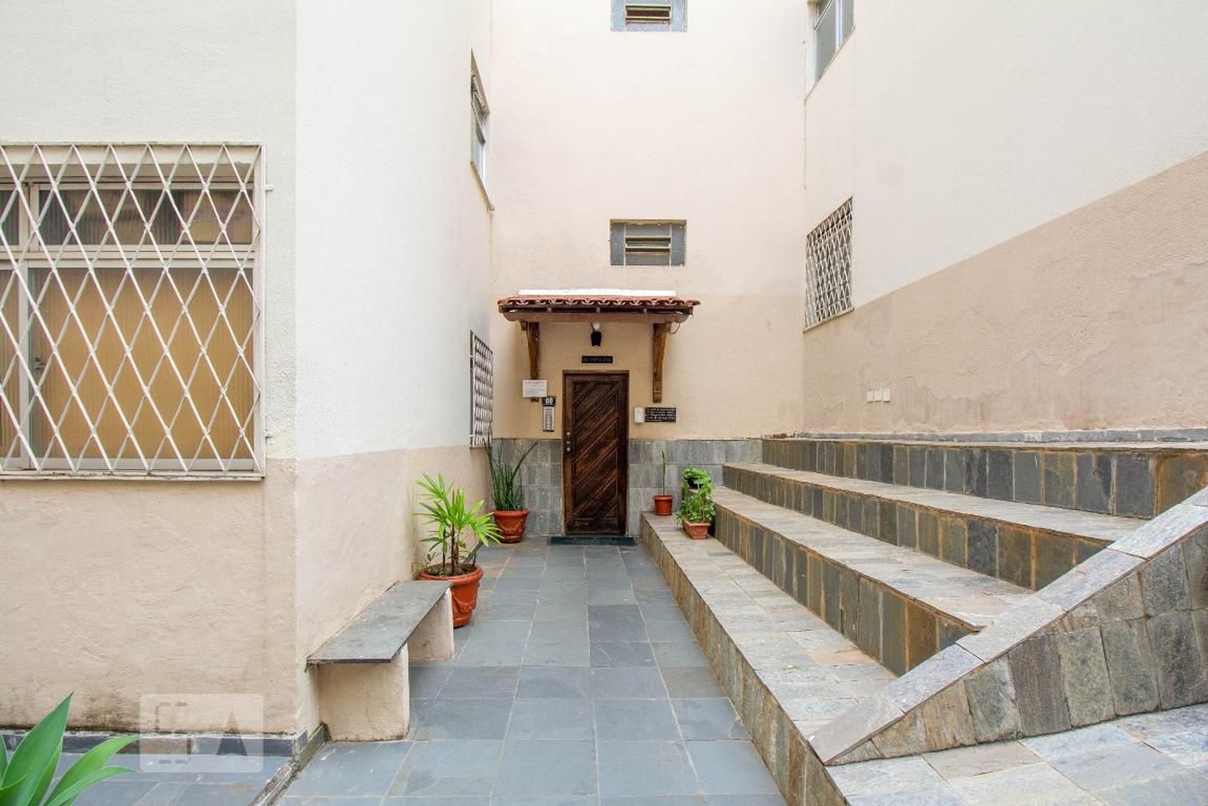 Fachada Condomínio em Rua Caldas da Raínha, 80