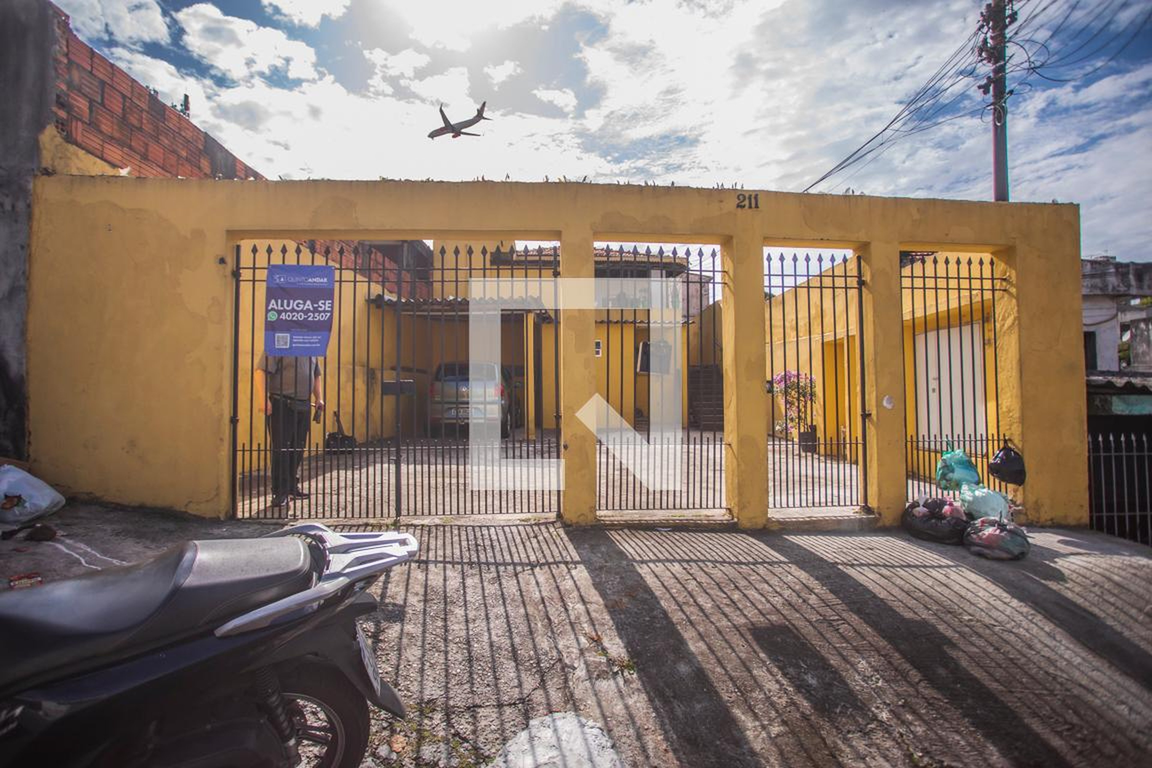 Fachada Condomínio em Rua das Jóias, 211