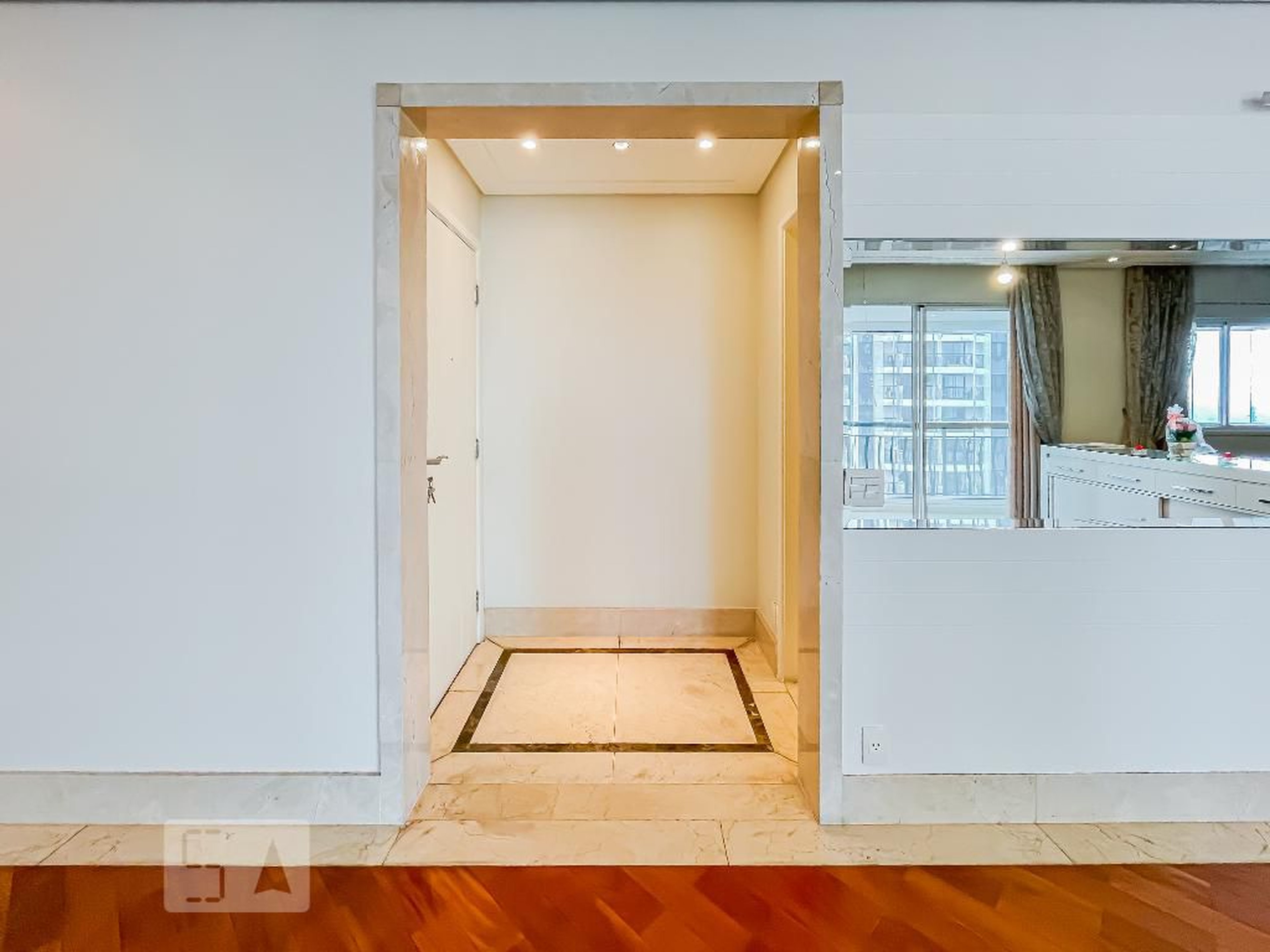 HALL DE ENTRADA Condomínio em Rua Jorge Americano, 283