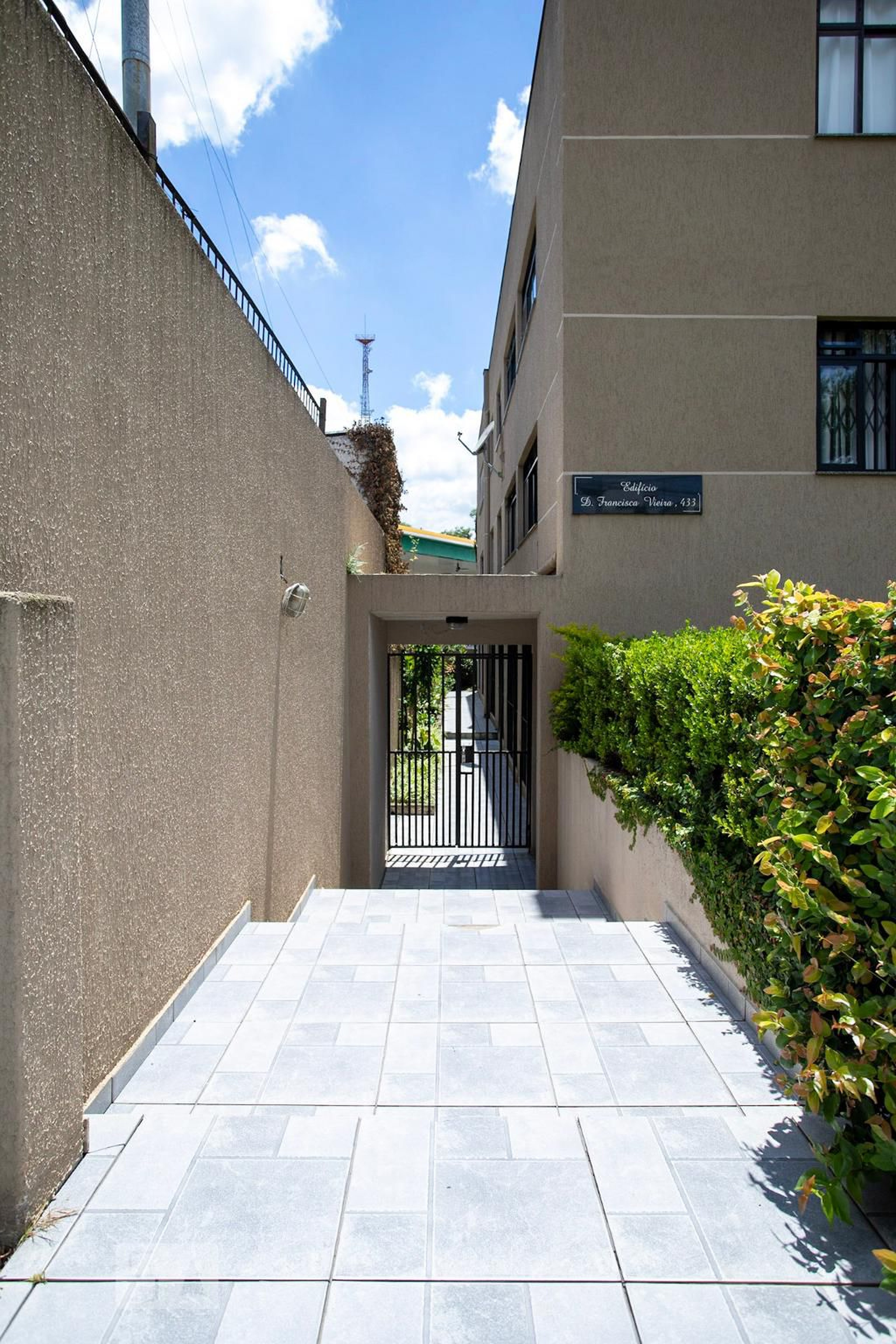 Fachada do Condomínio Condomínio em Rua Madre Leonie, 433
