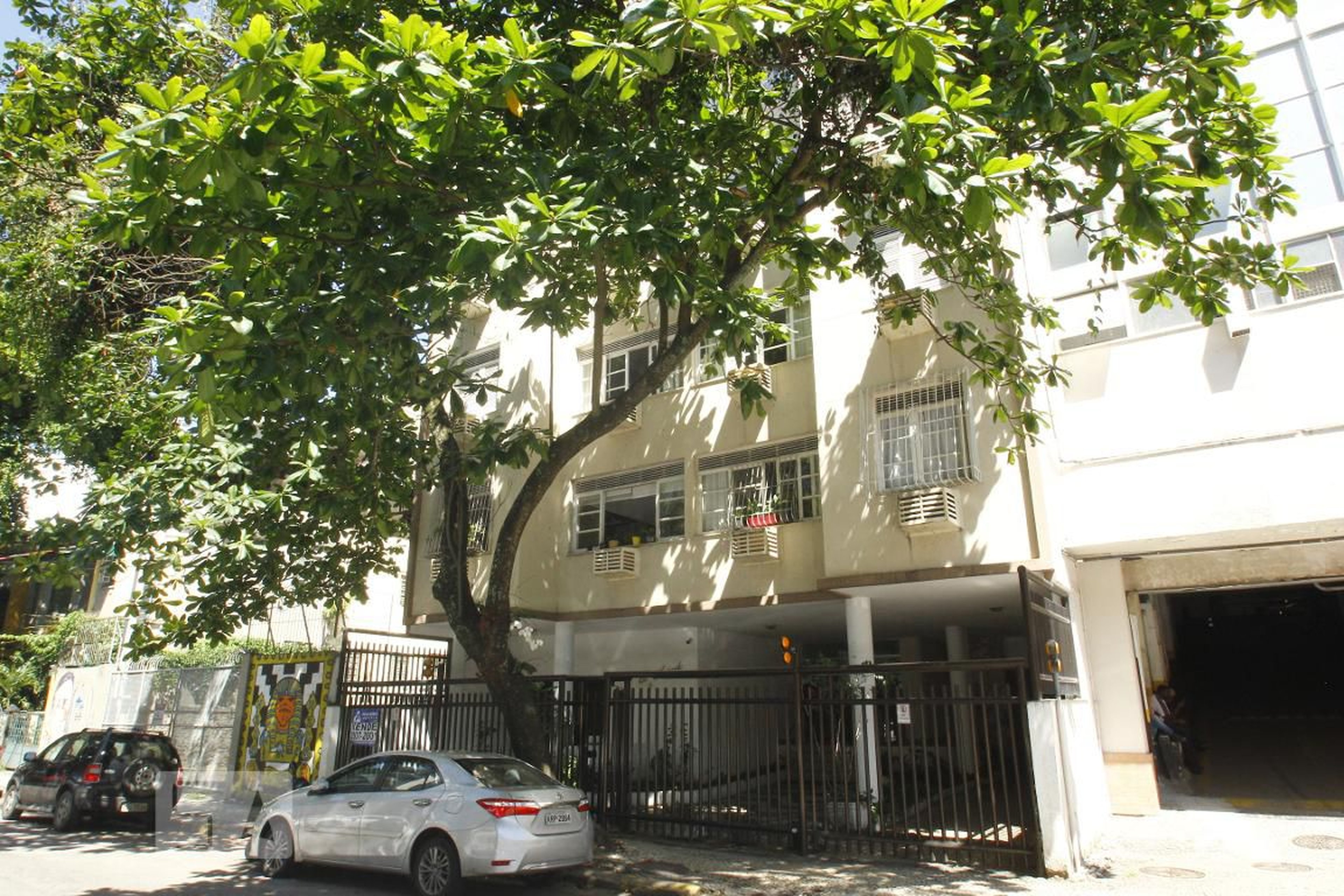 Fachada do Prédio Condomínio em Rua Jornalista Orlando Dantas, 25