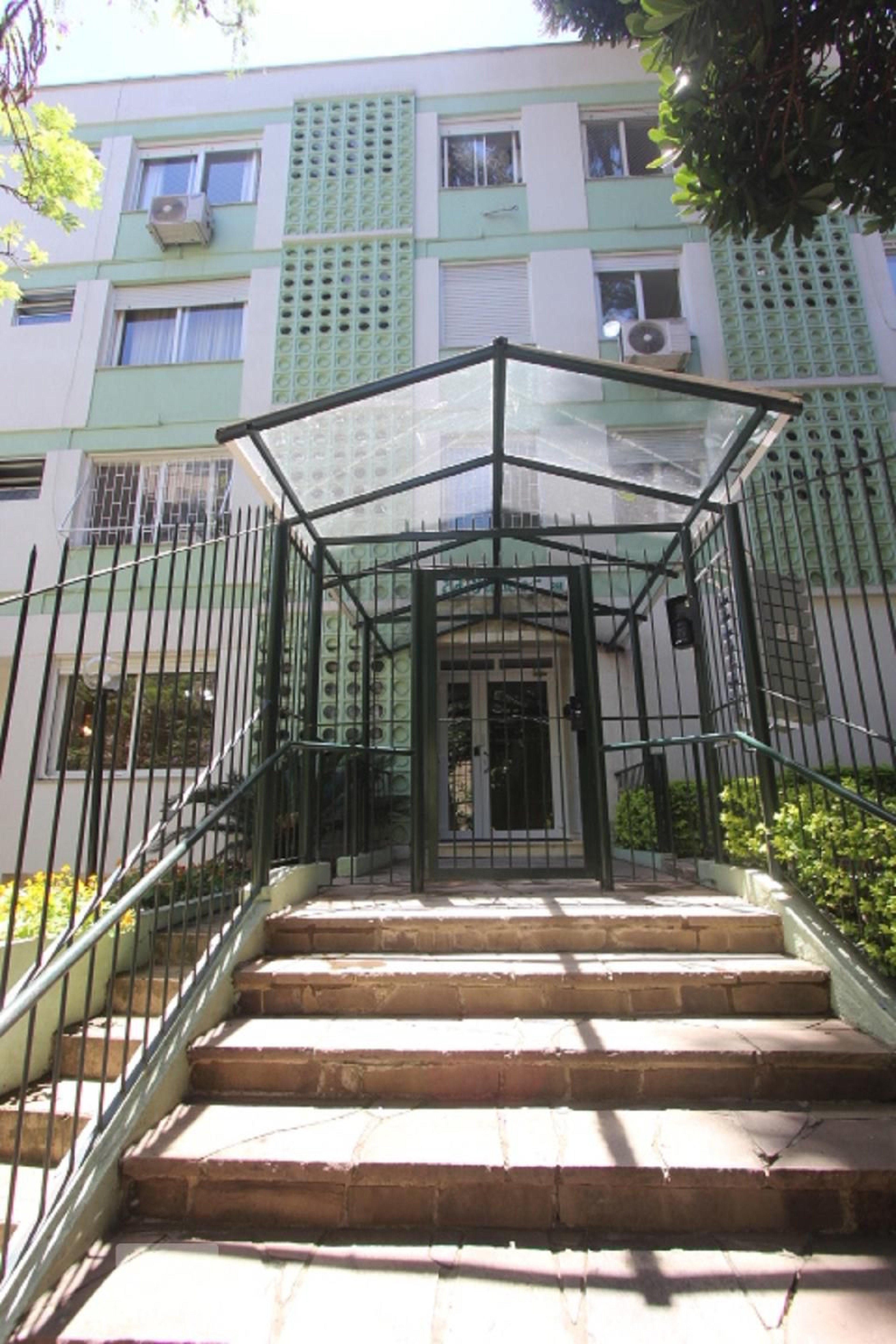 FACHADA Condomínio em Rua Santos Neto, 211