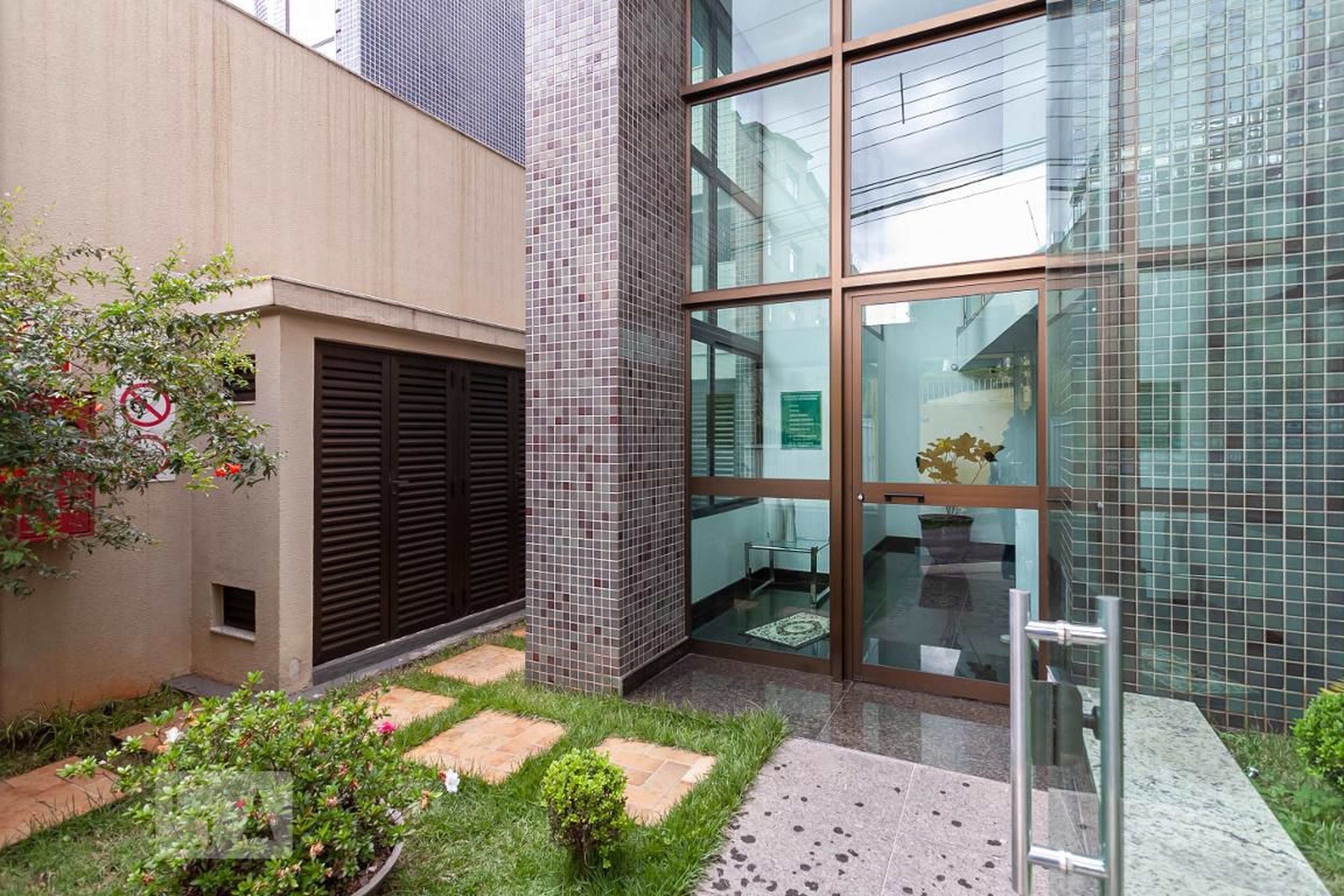 Entrada Condomínio em Rua Sagres, 500