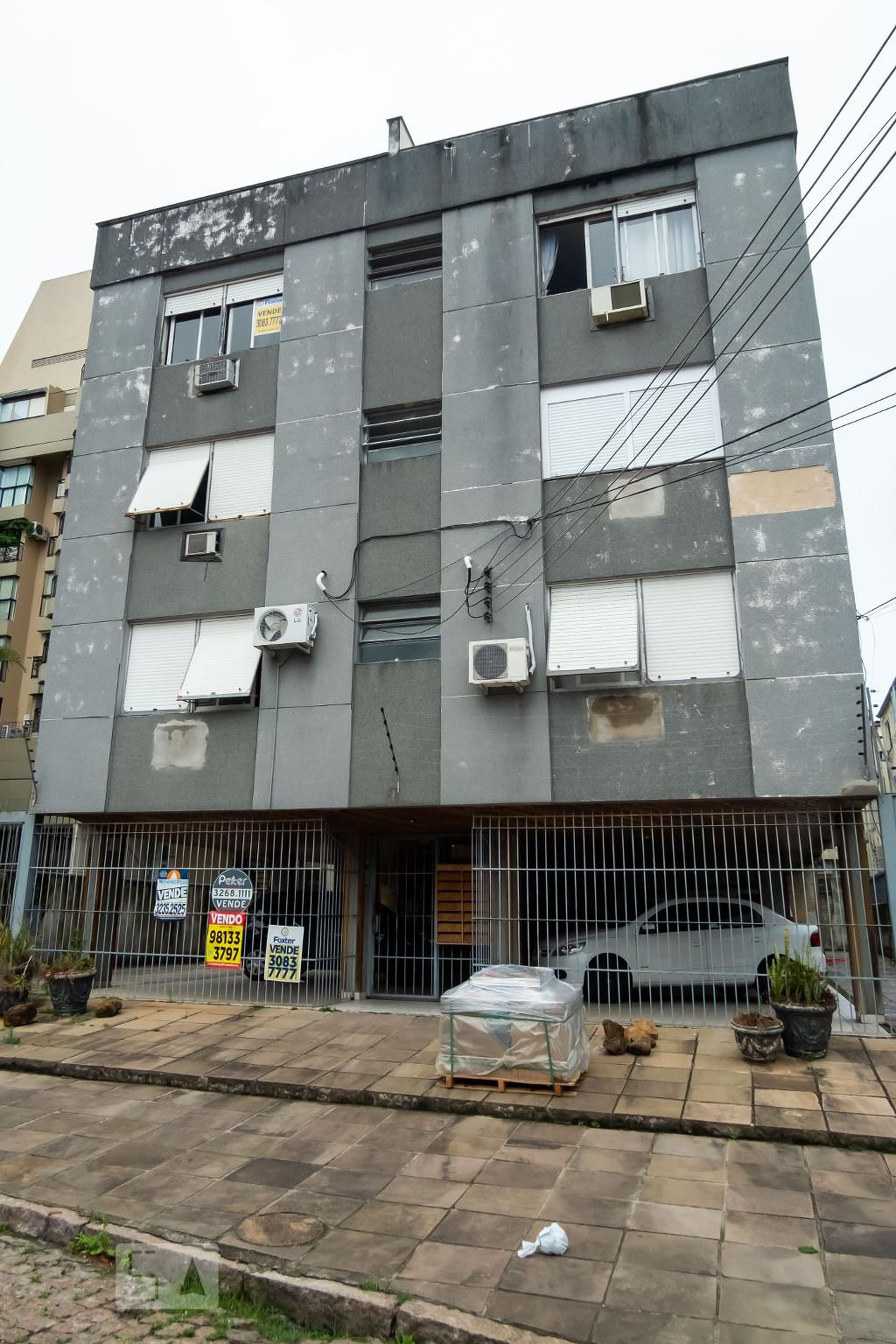 Fachada Condomínio em Rua Adriano Ribeiro, 85