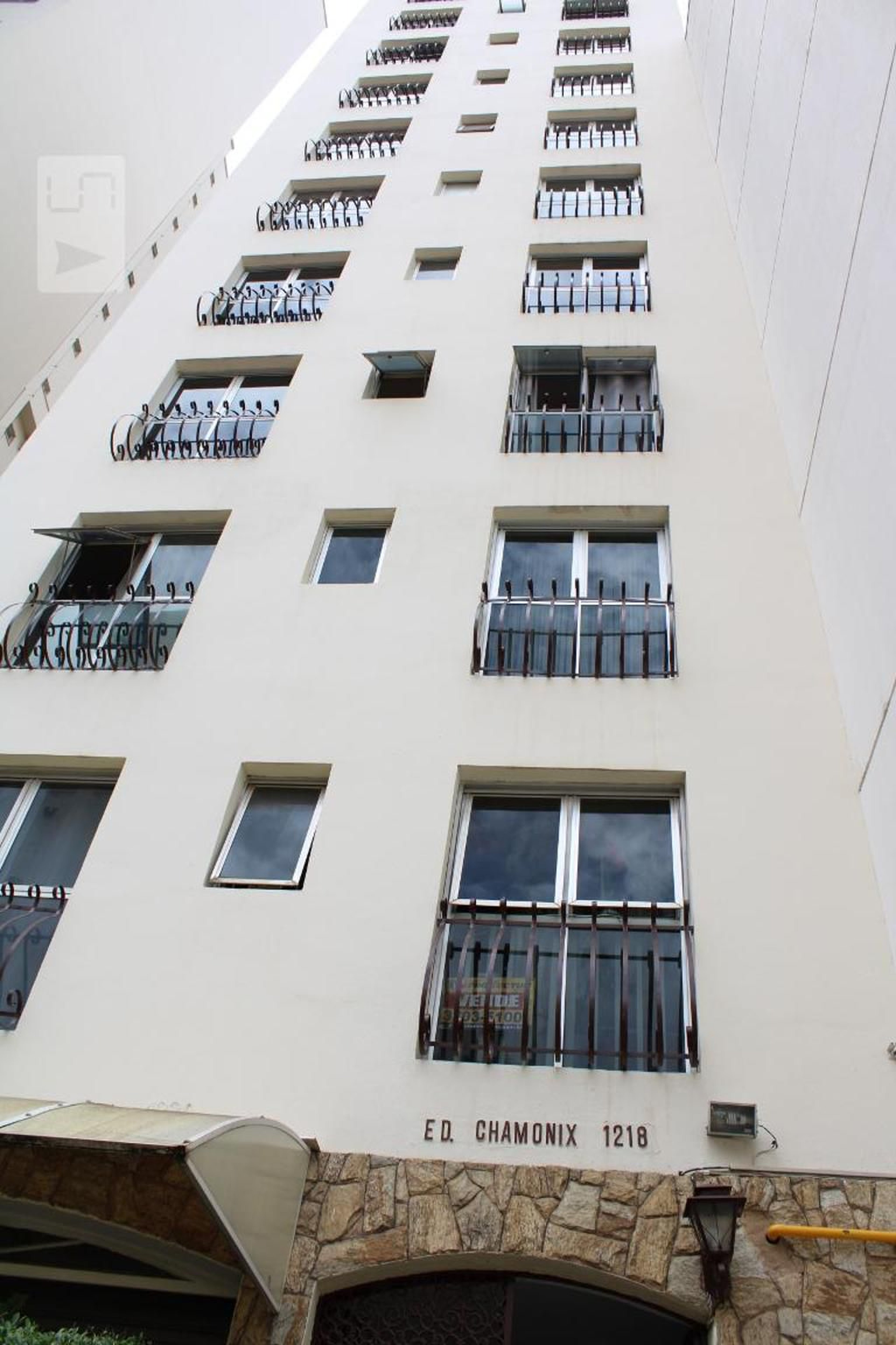 Fachada do Prédio Condomínio em Rua Ferreira Penteado, 1218