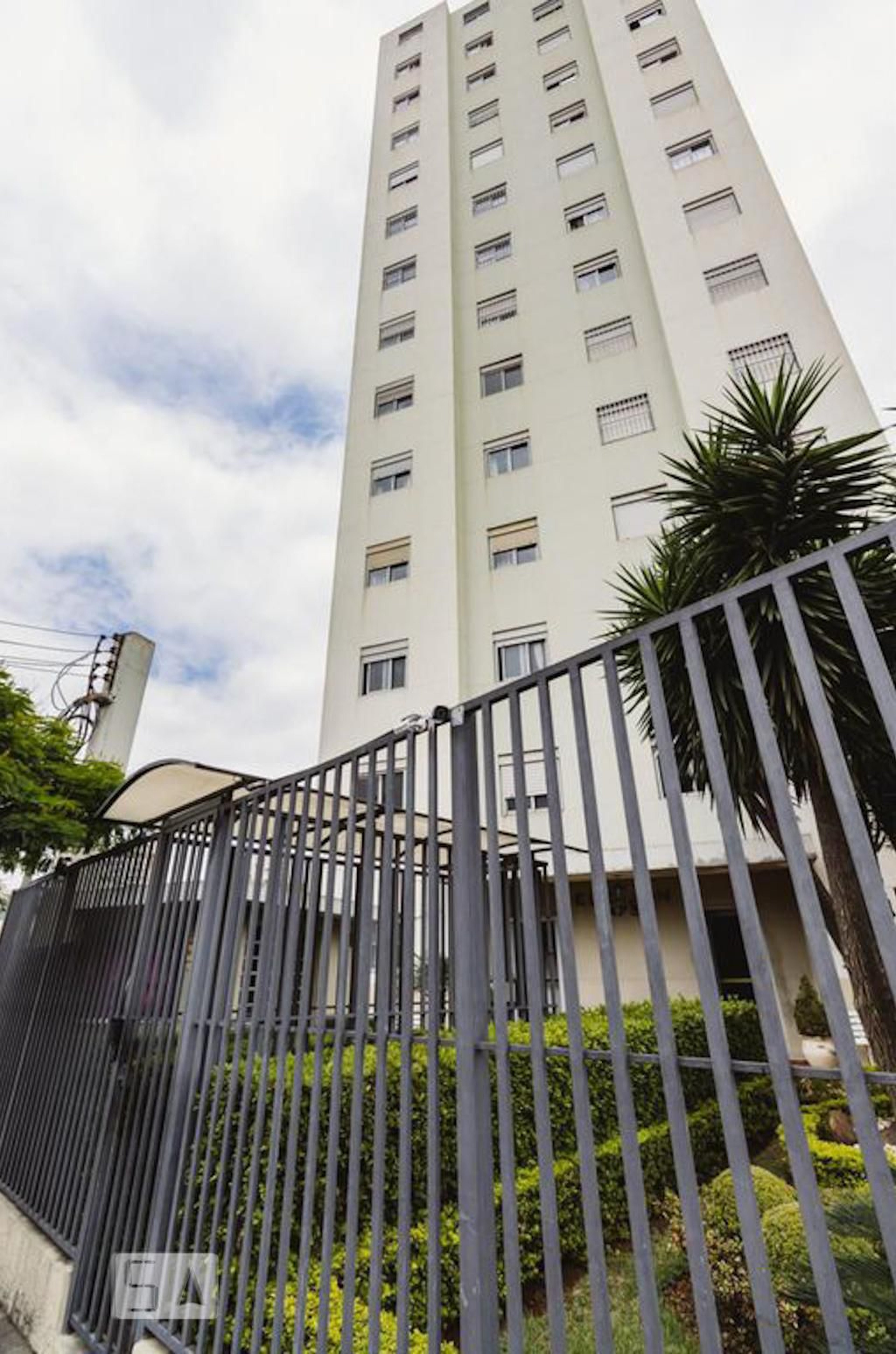 Fachada Condomínio em Rua Ramal dos Menezes, 437