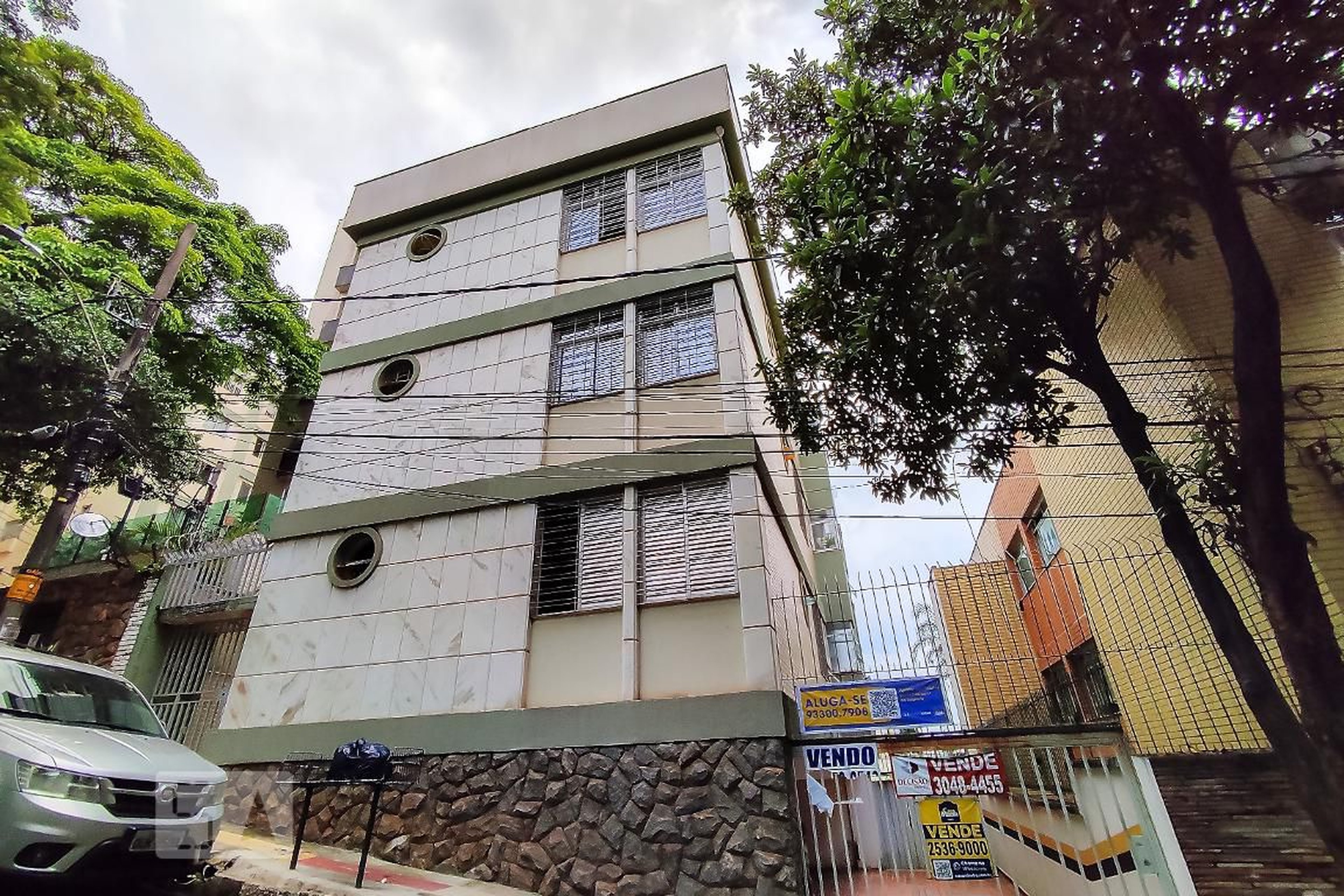 Fachada Condomínio em R. Caracol, 44