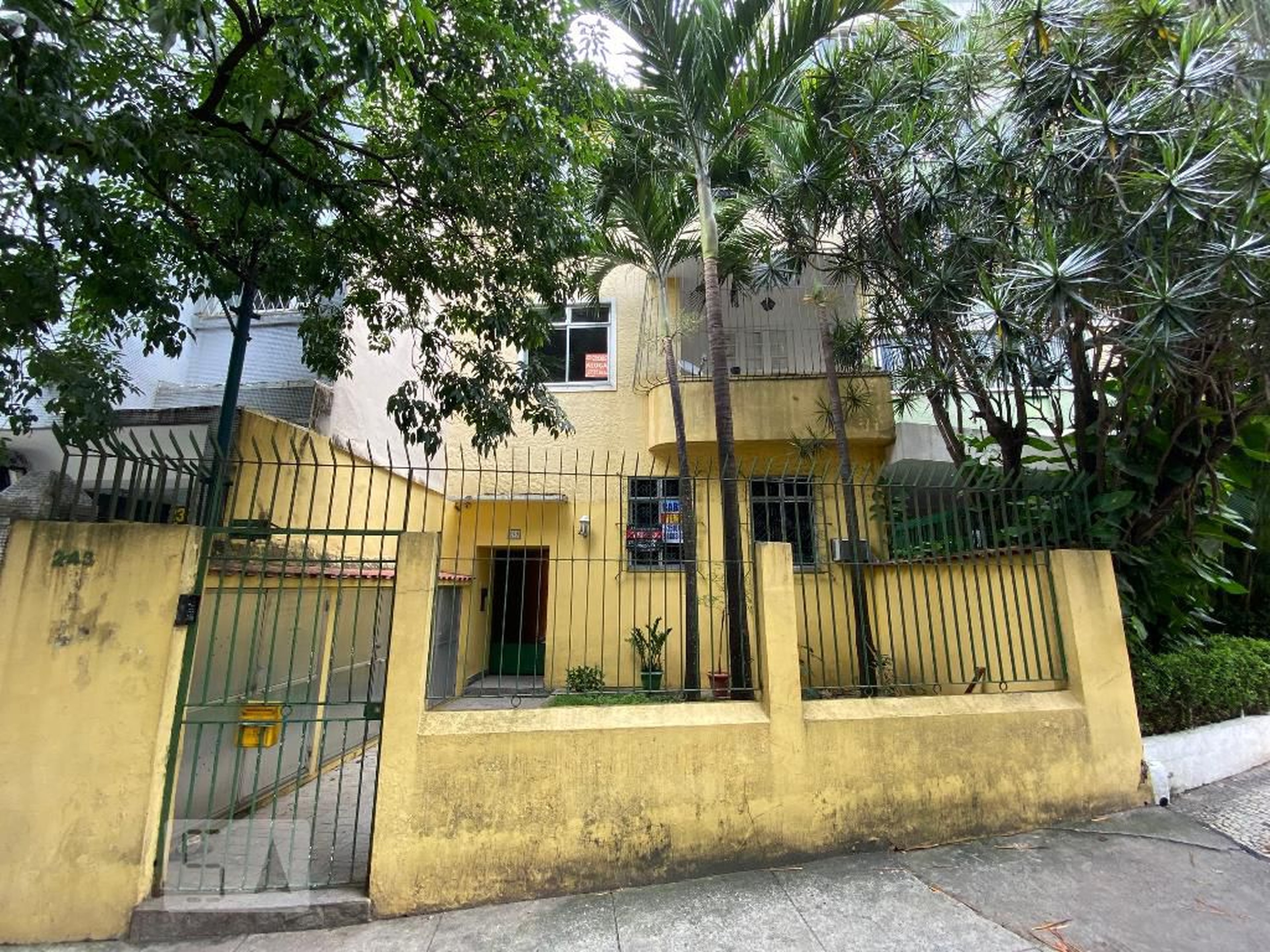 Fachada Condomínio em Rua Lopes Quintas, 243