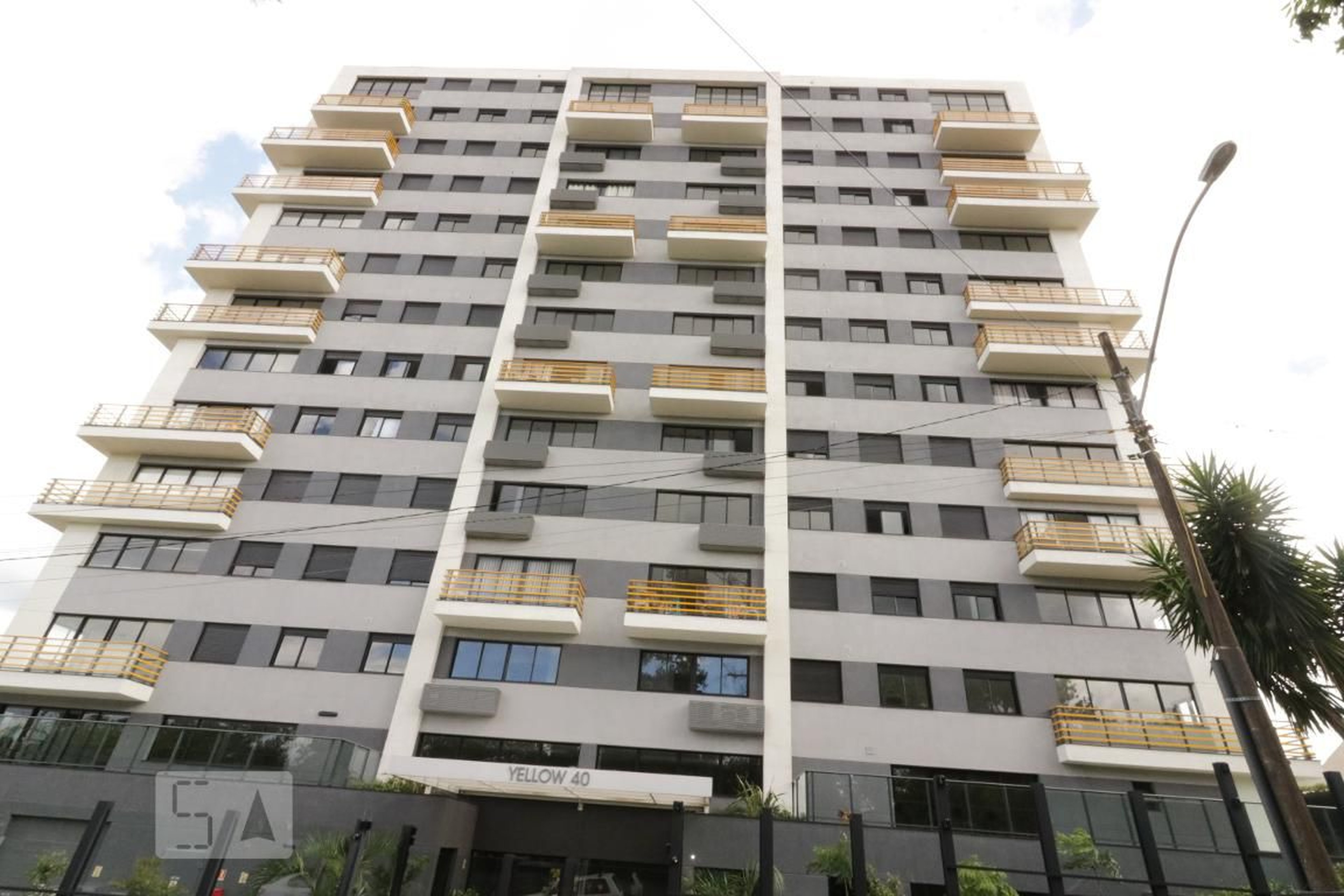 Fachada do Condomínio Condomínio Yellow Residence