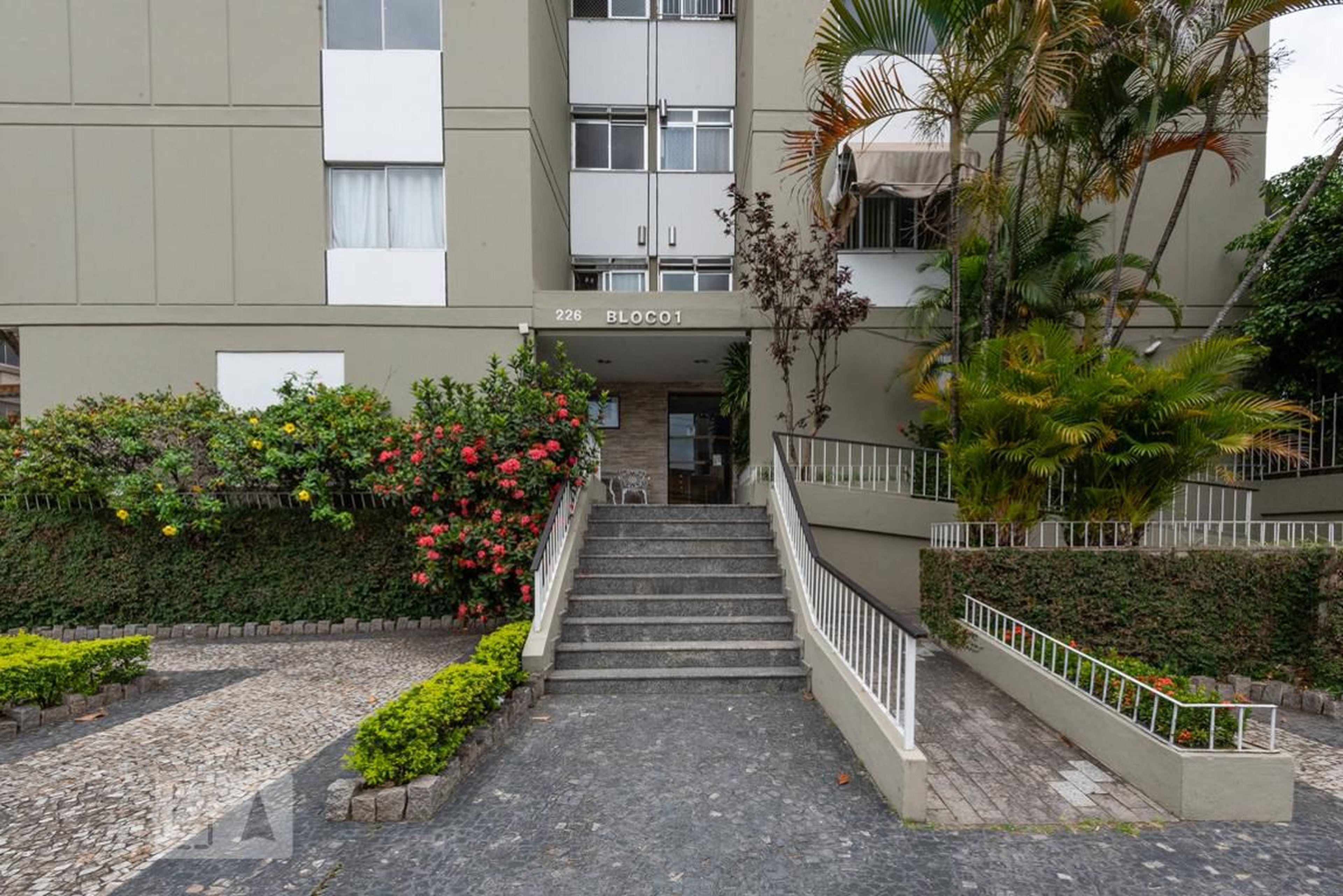 Entrada Condomínio em Rua Eulina Ribeiro, 236