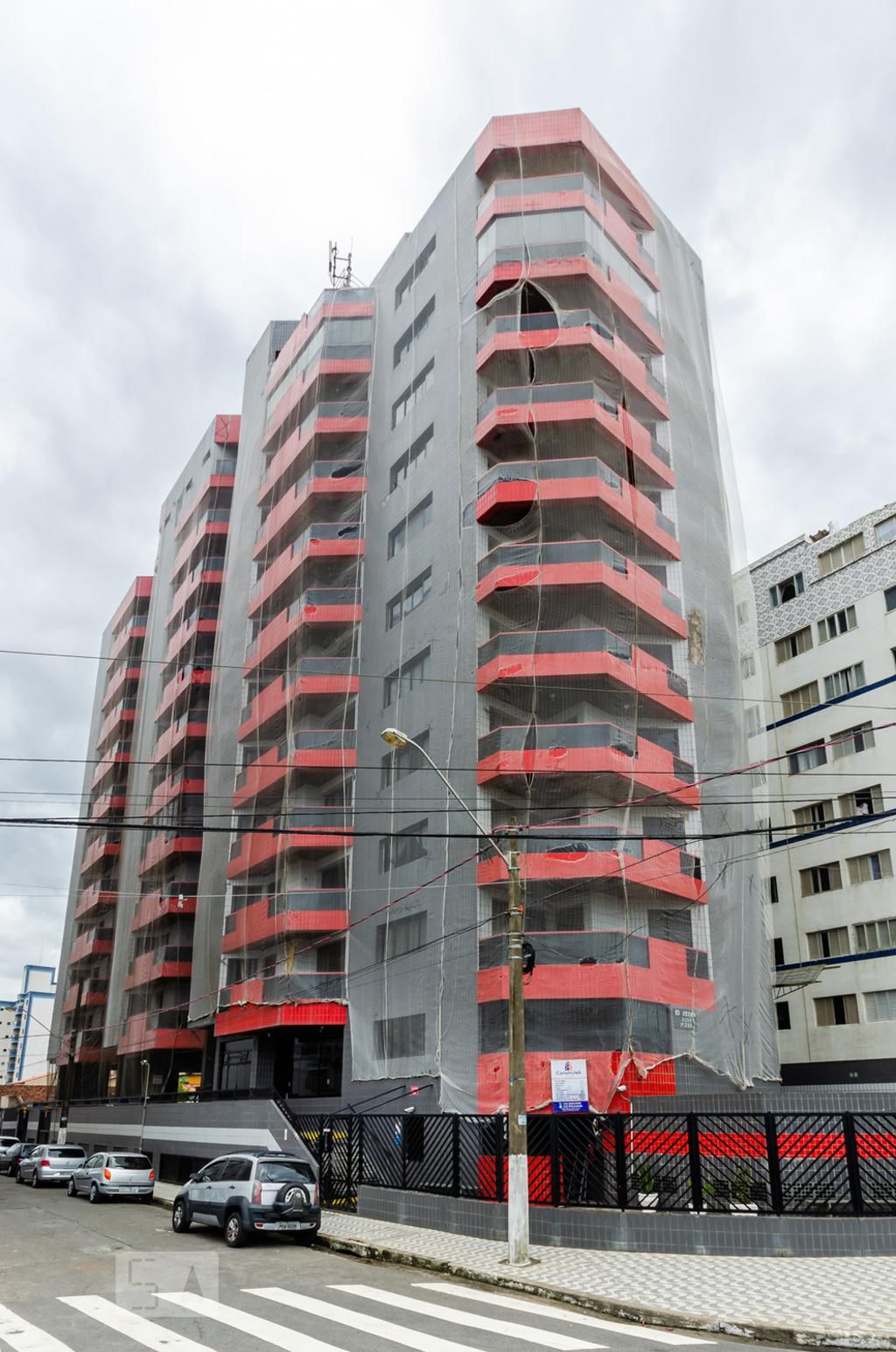 Fachada Condomínio em Rua Oito de Dezembro, 44