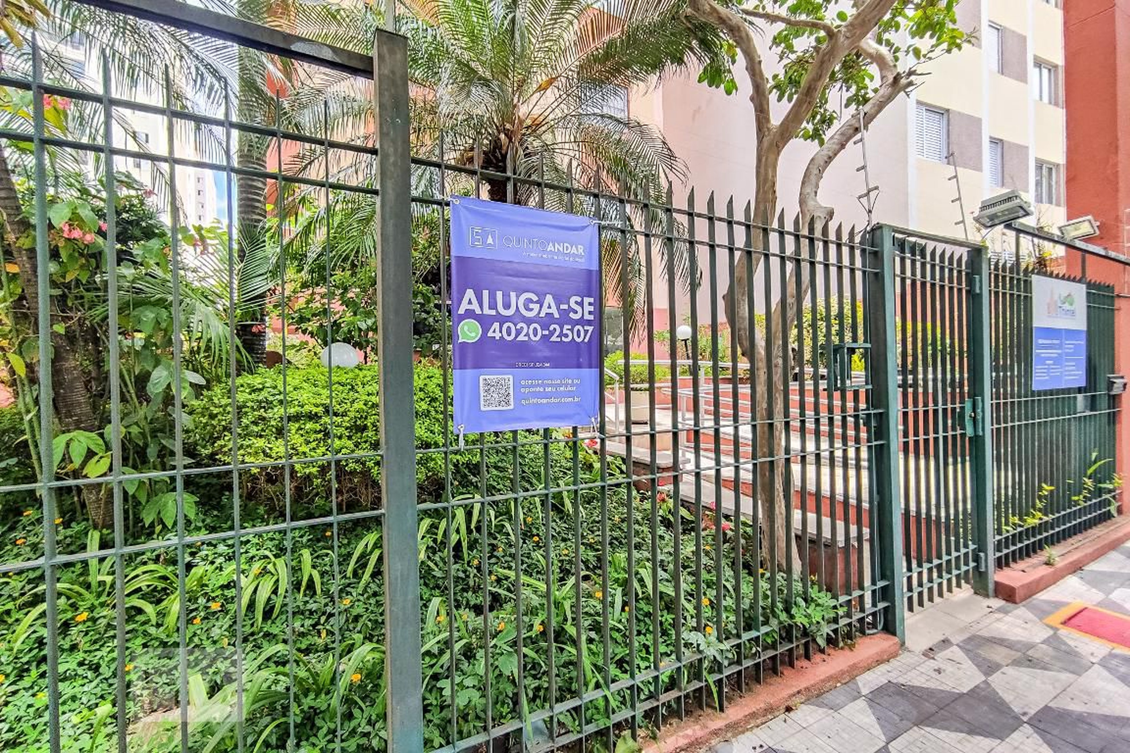 Fachada Condomínio em Rua Apotribu, 42