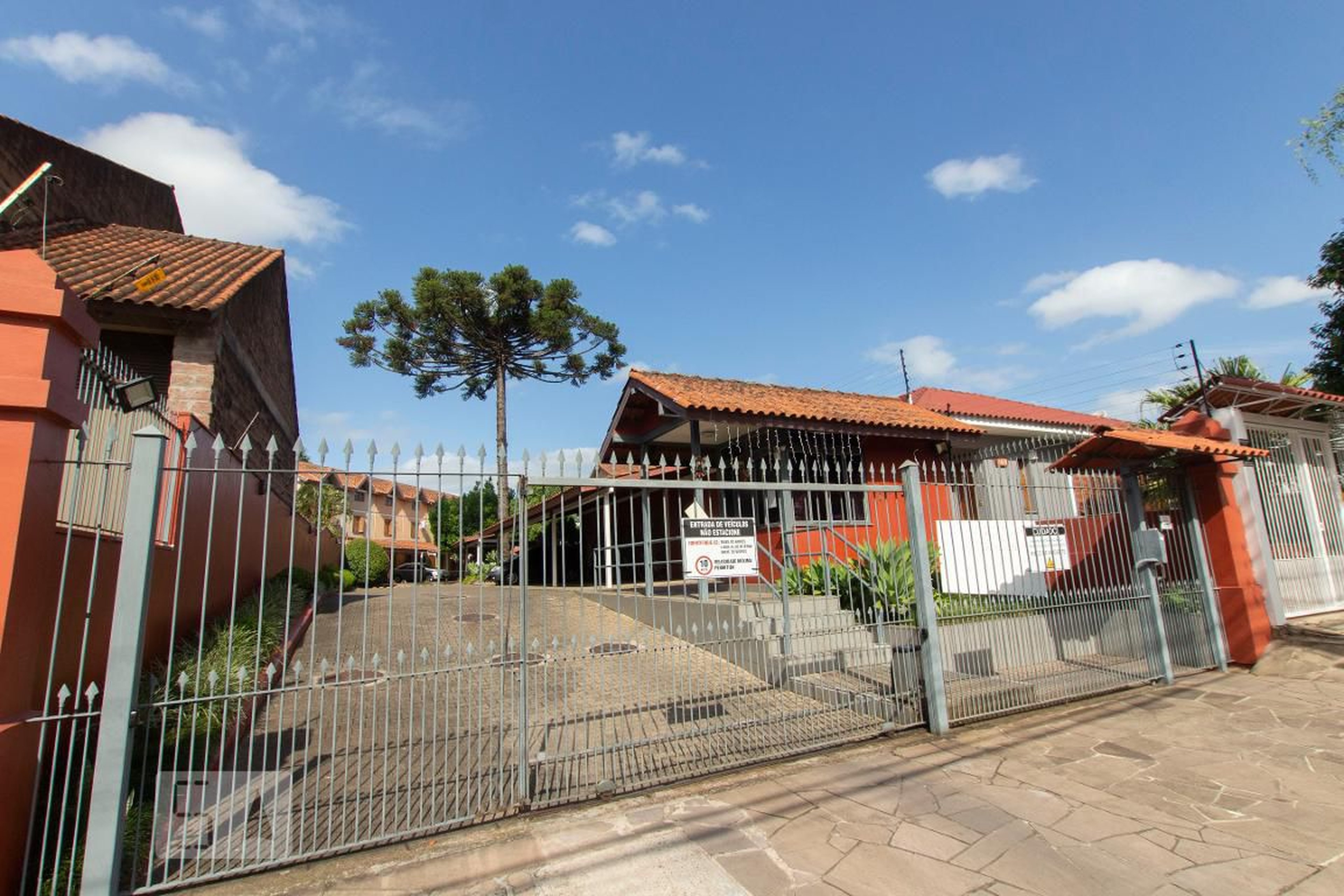 Fachada do Condomínio Condomínio em Rua Sílvio Silveira Soares, 121