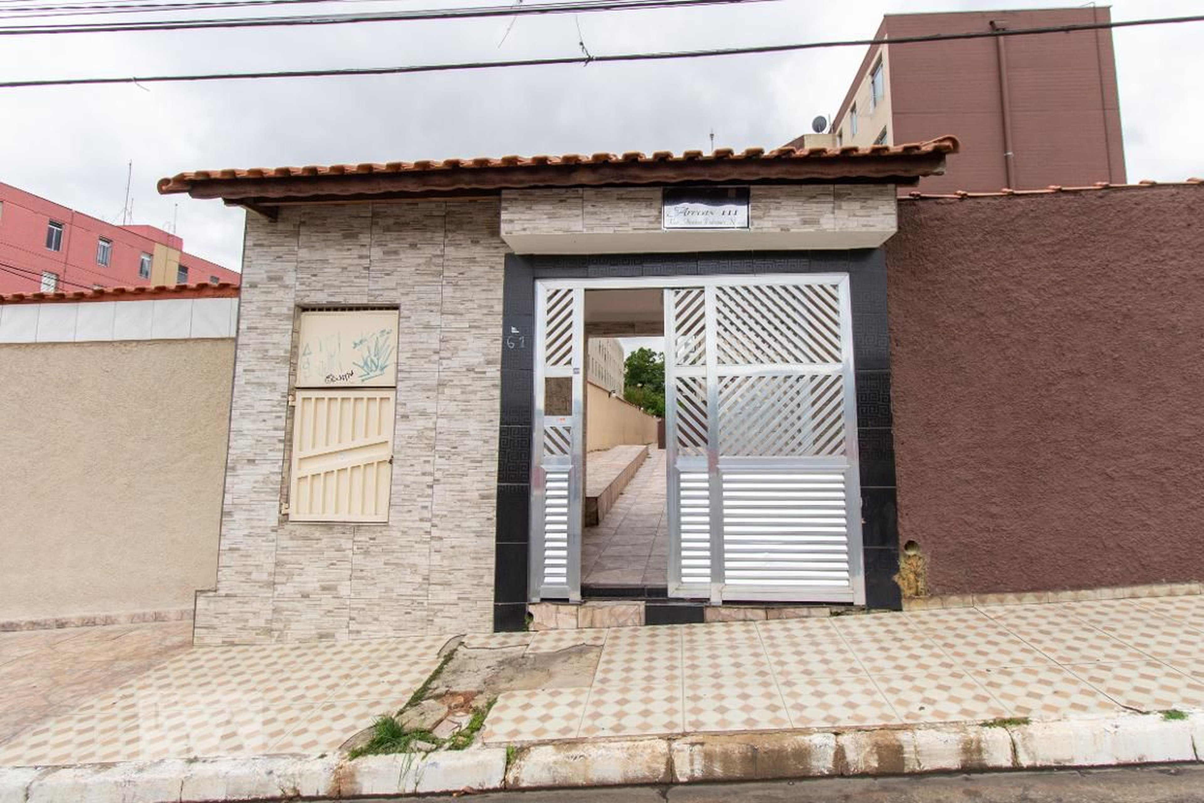 Fachada do Condomínio Residencial Arocas III