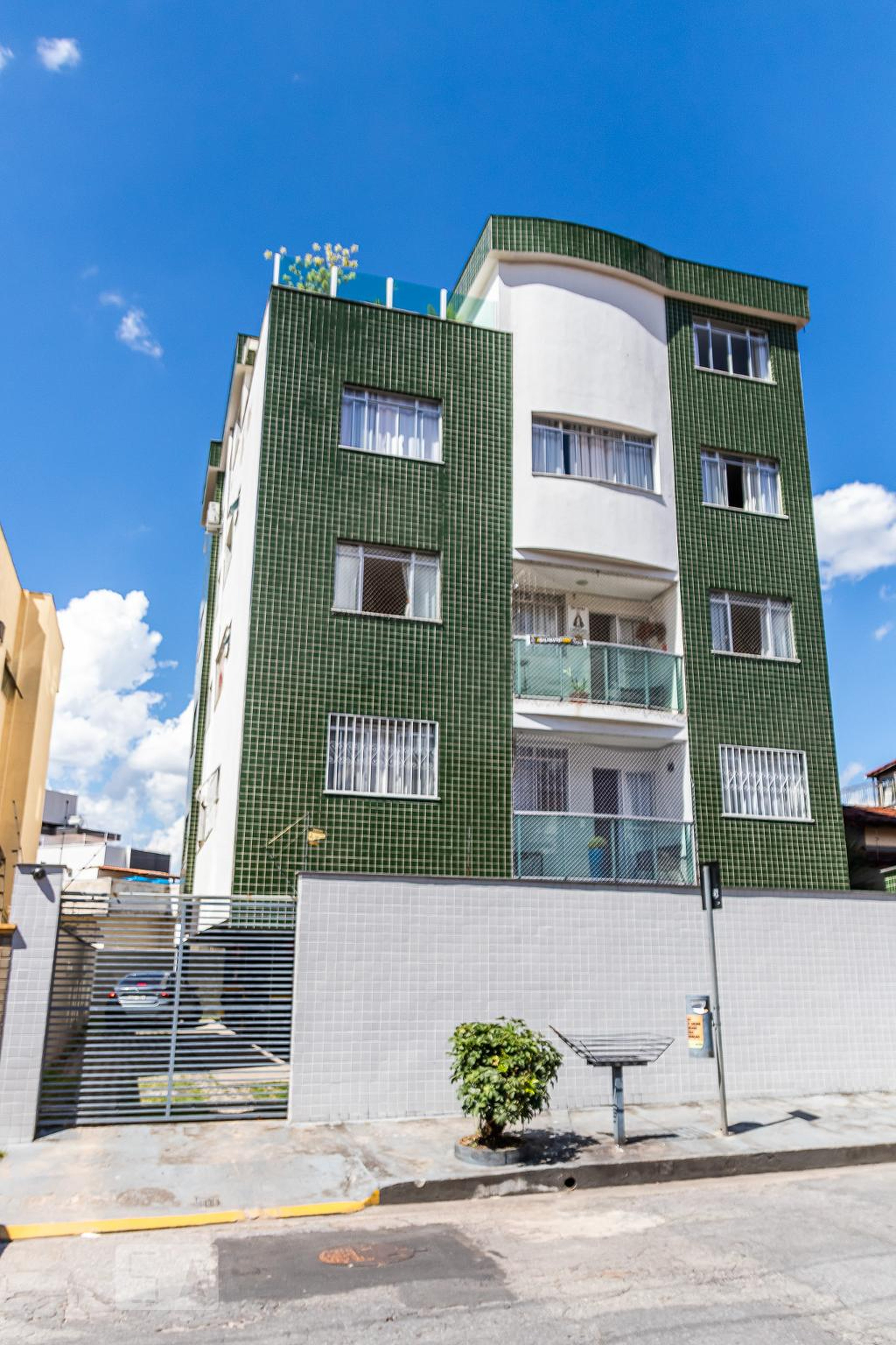 Fachada Condomínio em Rua Doutor João Miranda, 136