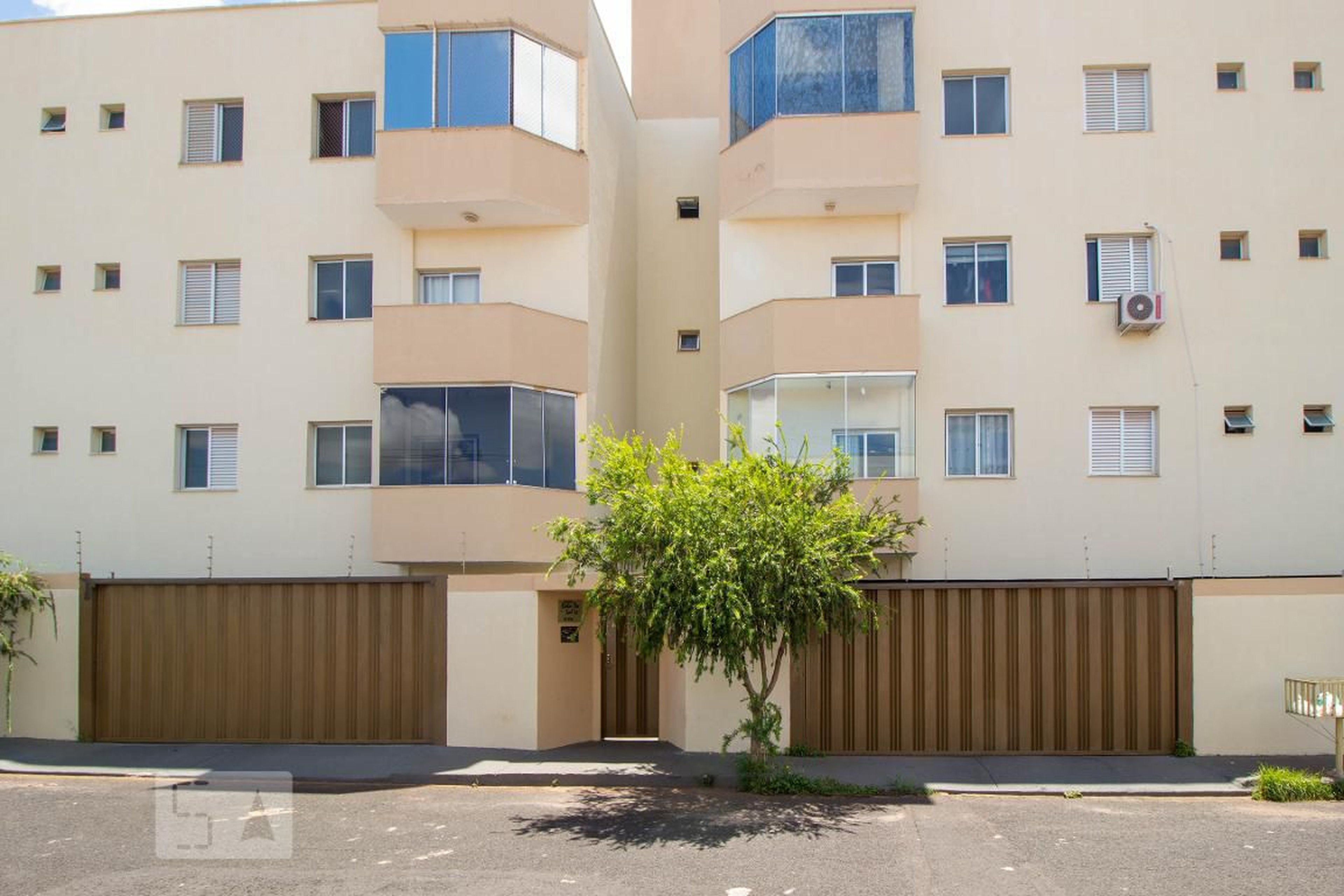 Fachada Condomínio em Rua Antônio de Souza Franqueiro, 238