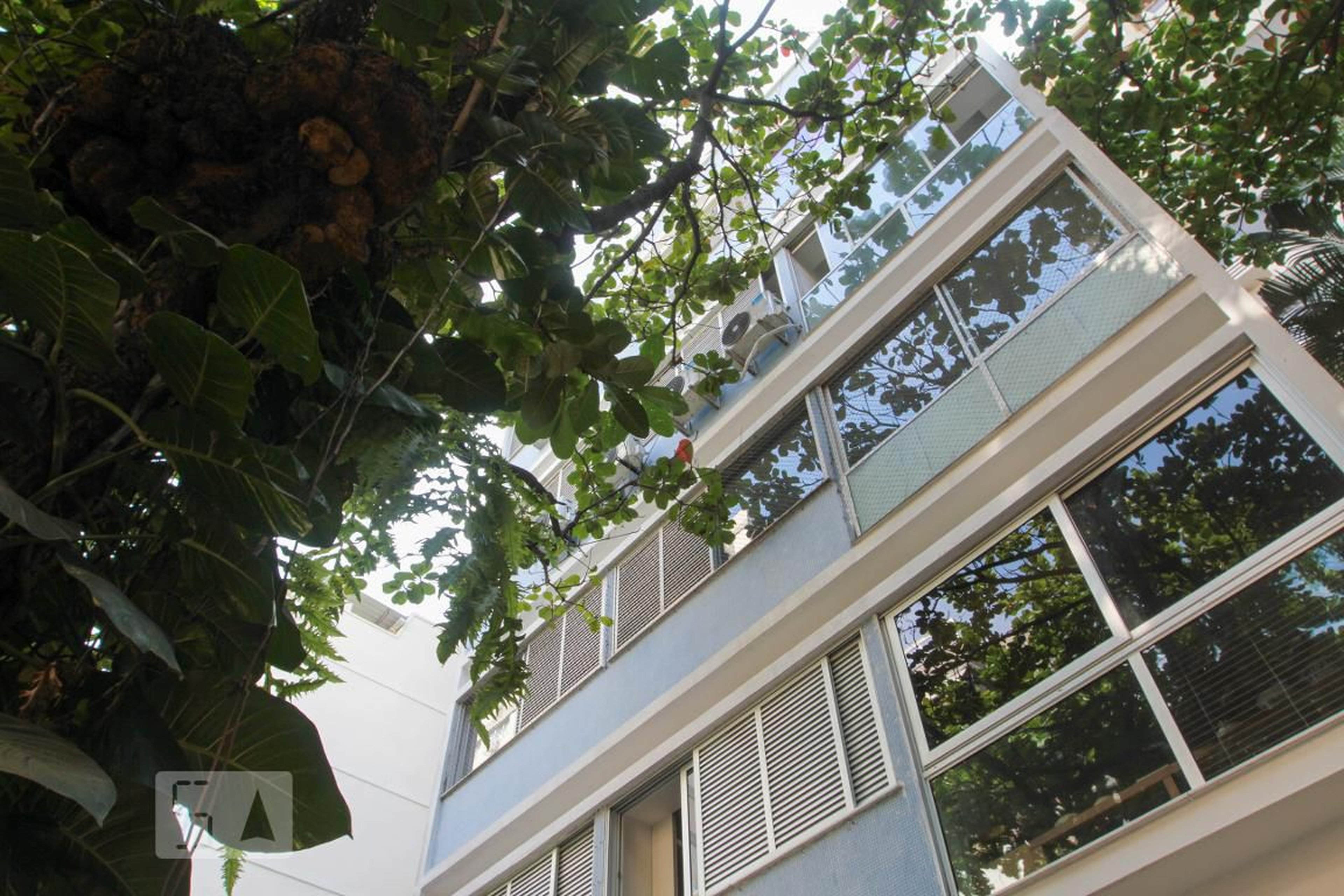 Fachada do Prédio Condomínio em Rua José Linhares, 103