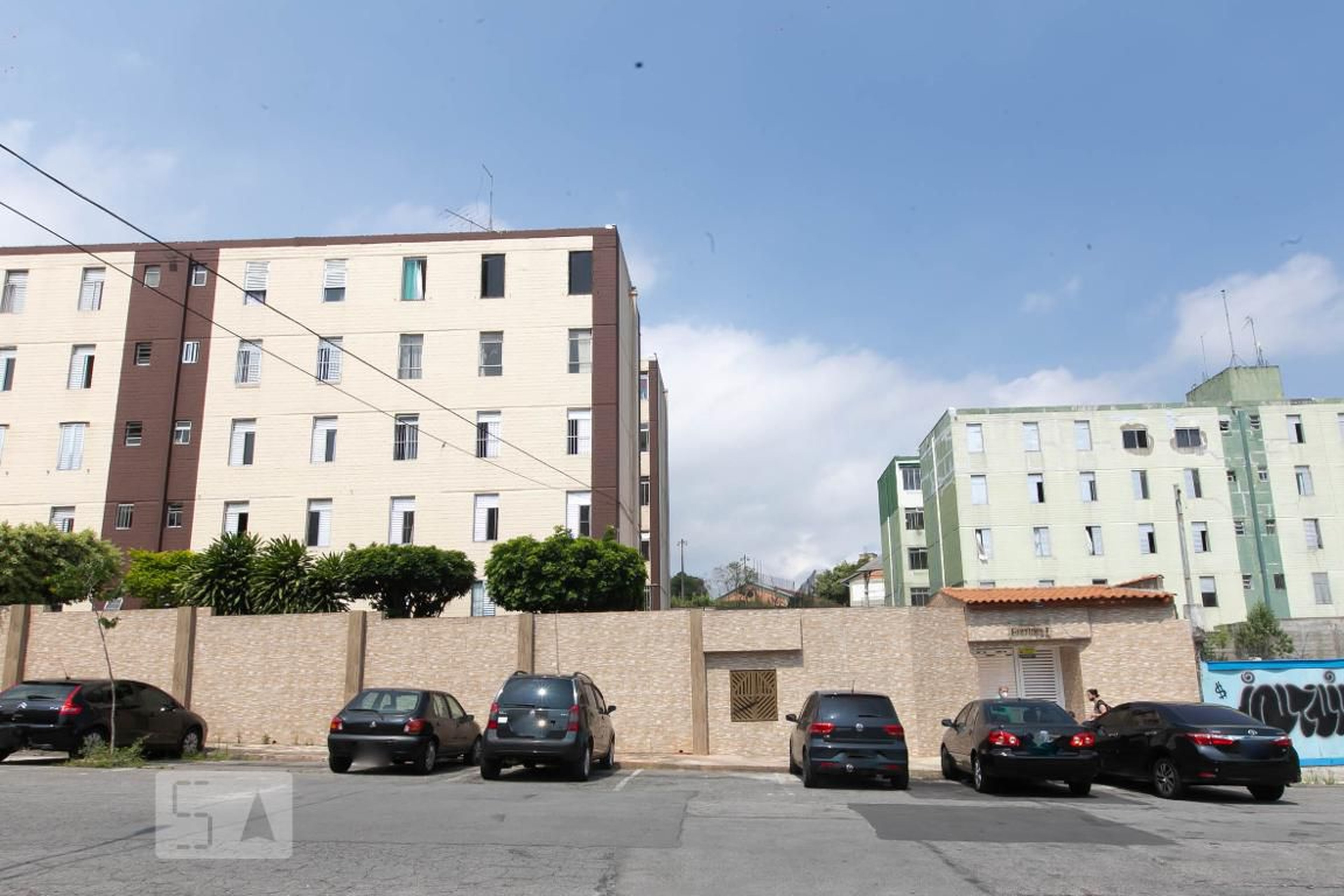 Fachada do Condomínio Condomínio Cravinas l