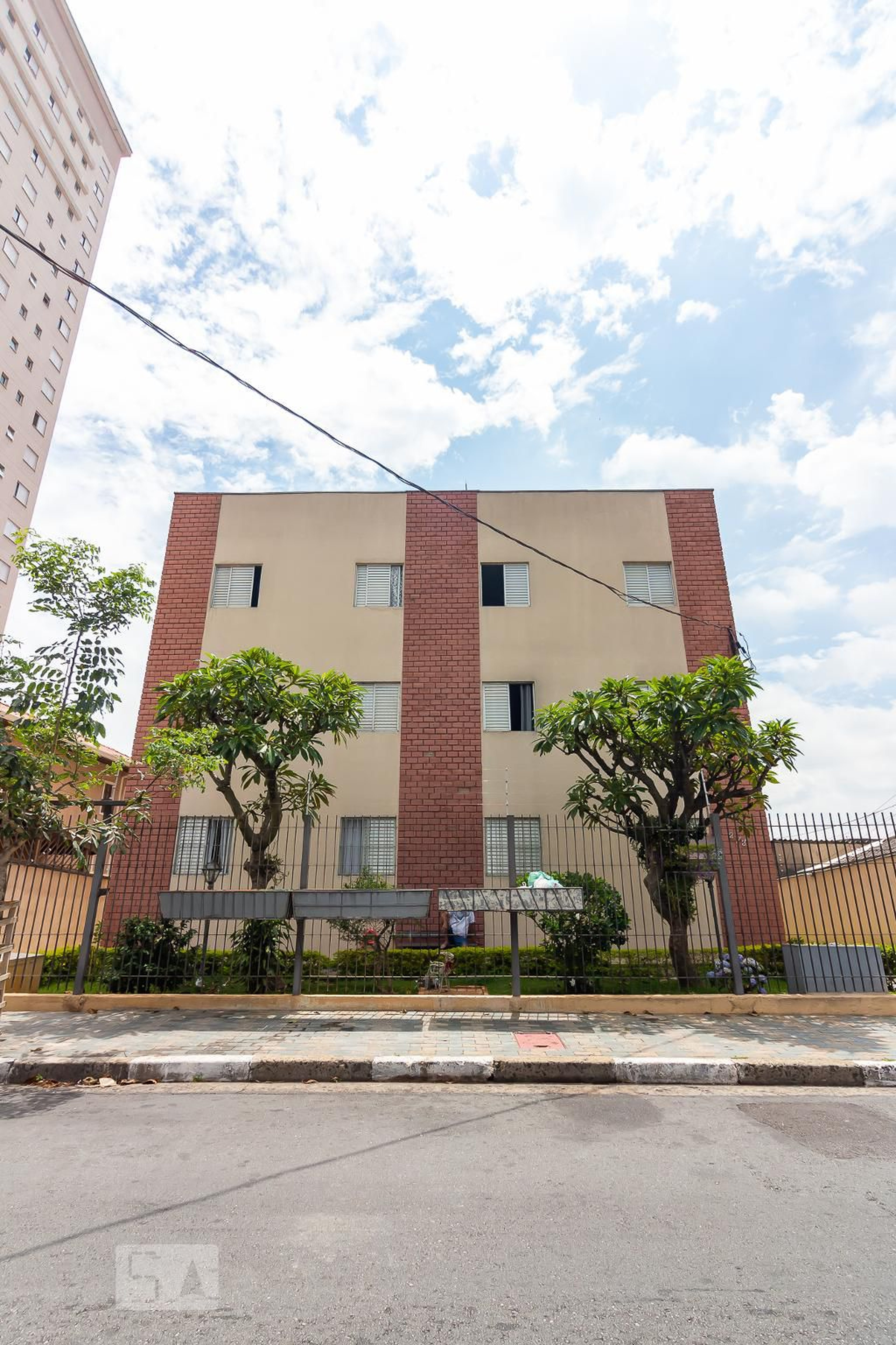 Fachada Condomínio em Rua Arminda Beranger, 273