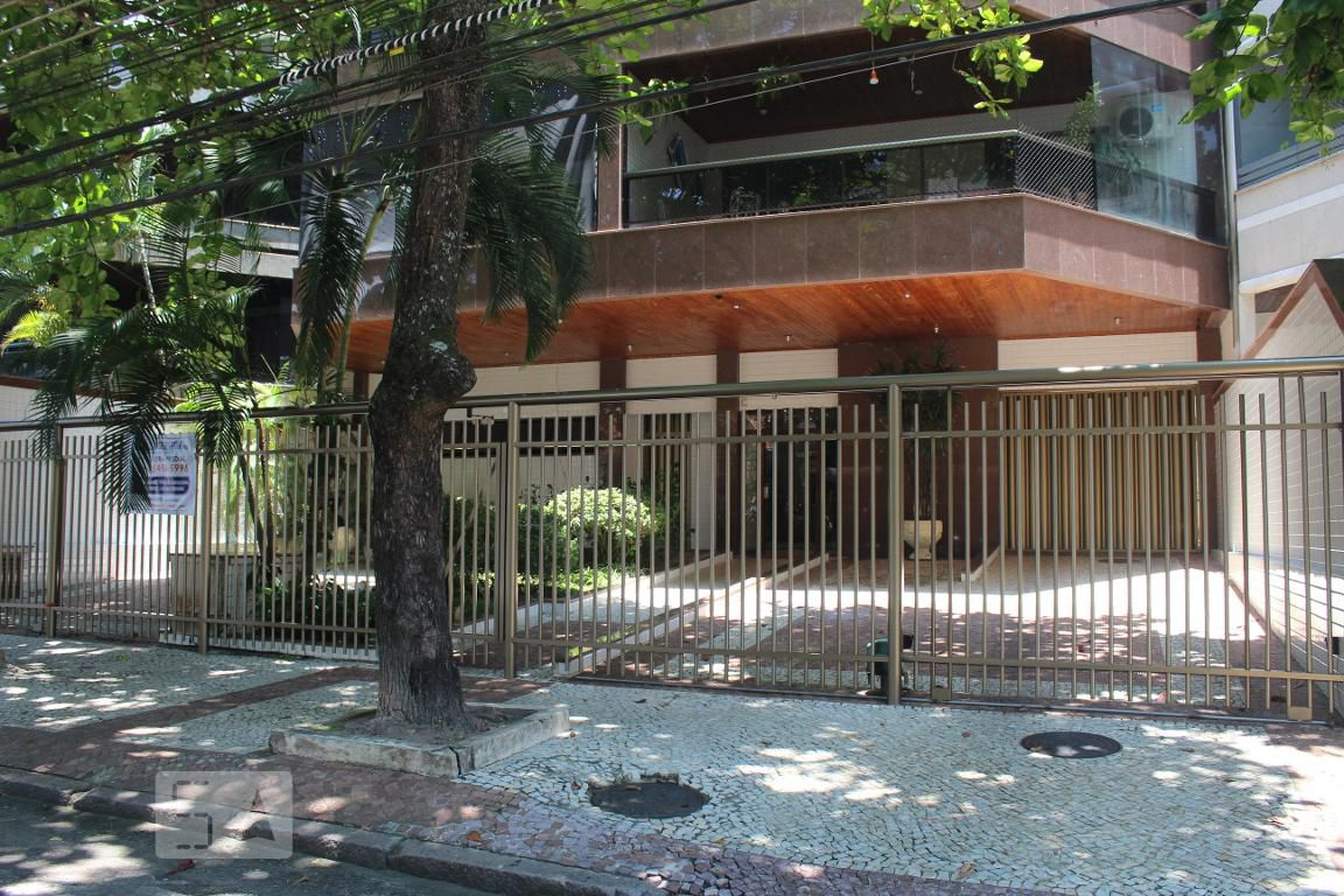 Fachada Condomínio em Rua Demóstenes Madureira de Pinho, 570