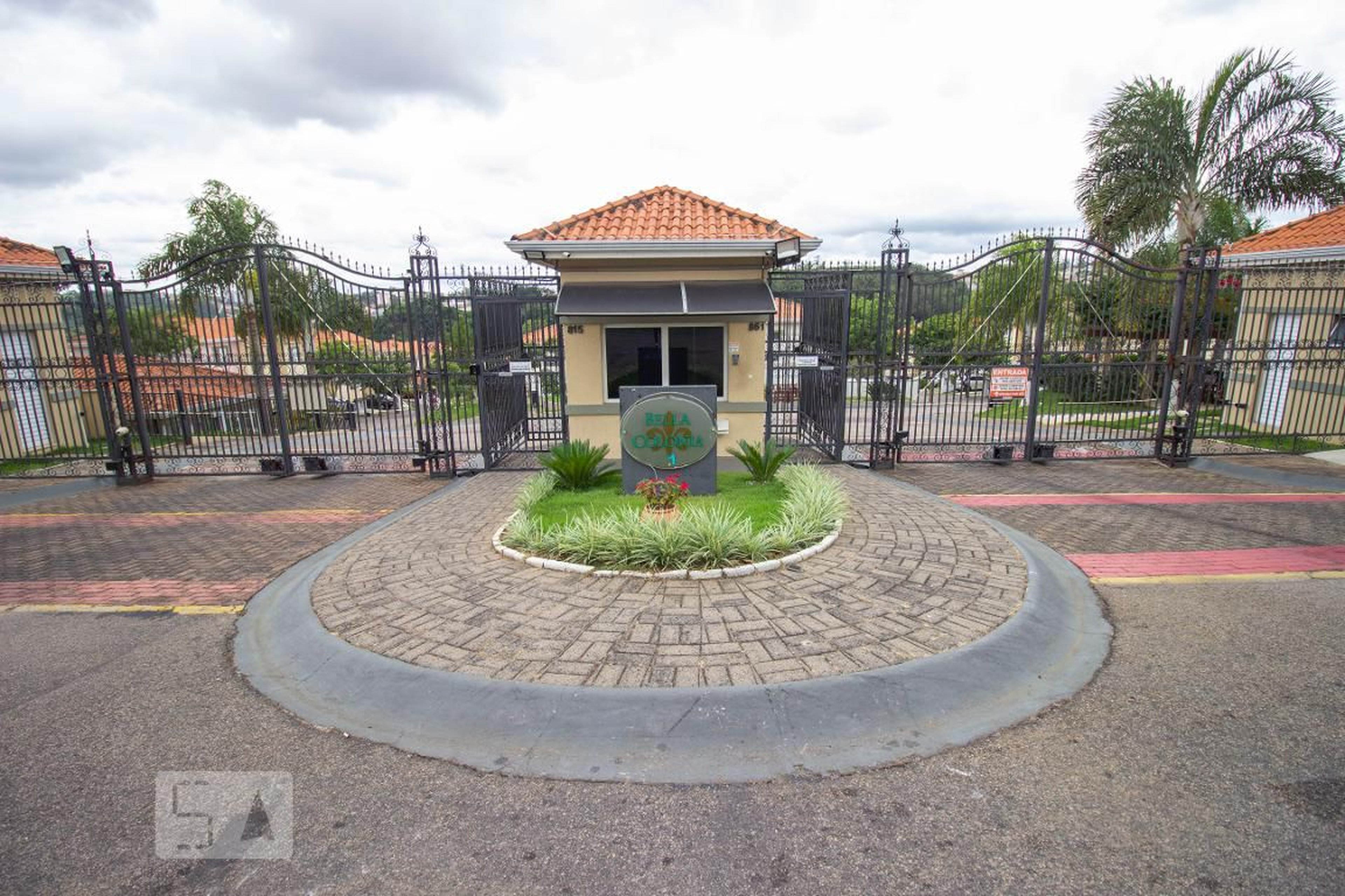 Fachada do Condomínio Condomínio Bella Colonia I