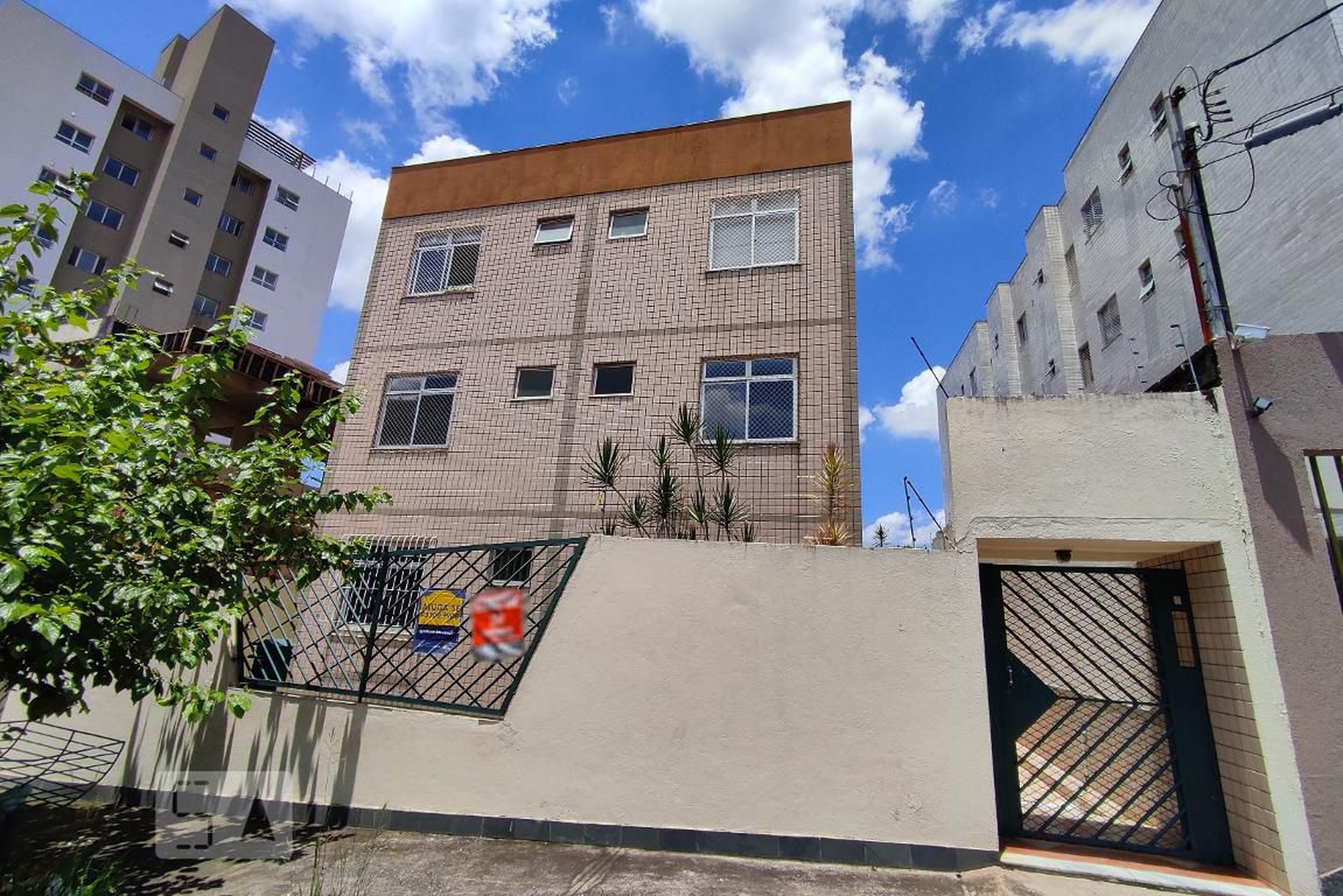 Fachada Condomínio em Rua Castelo de Edimburgo, 404