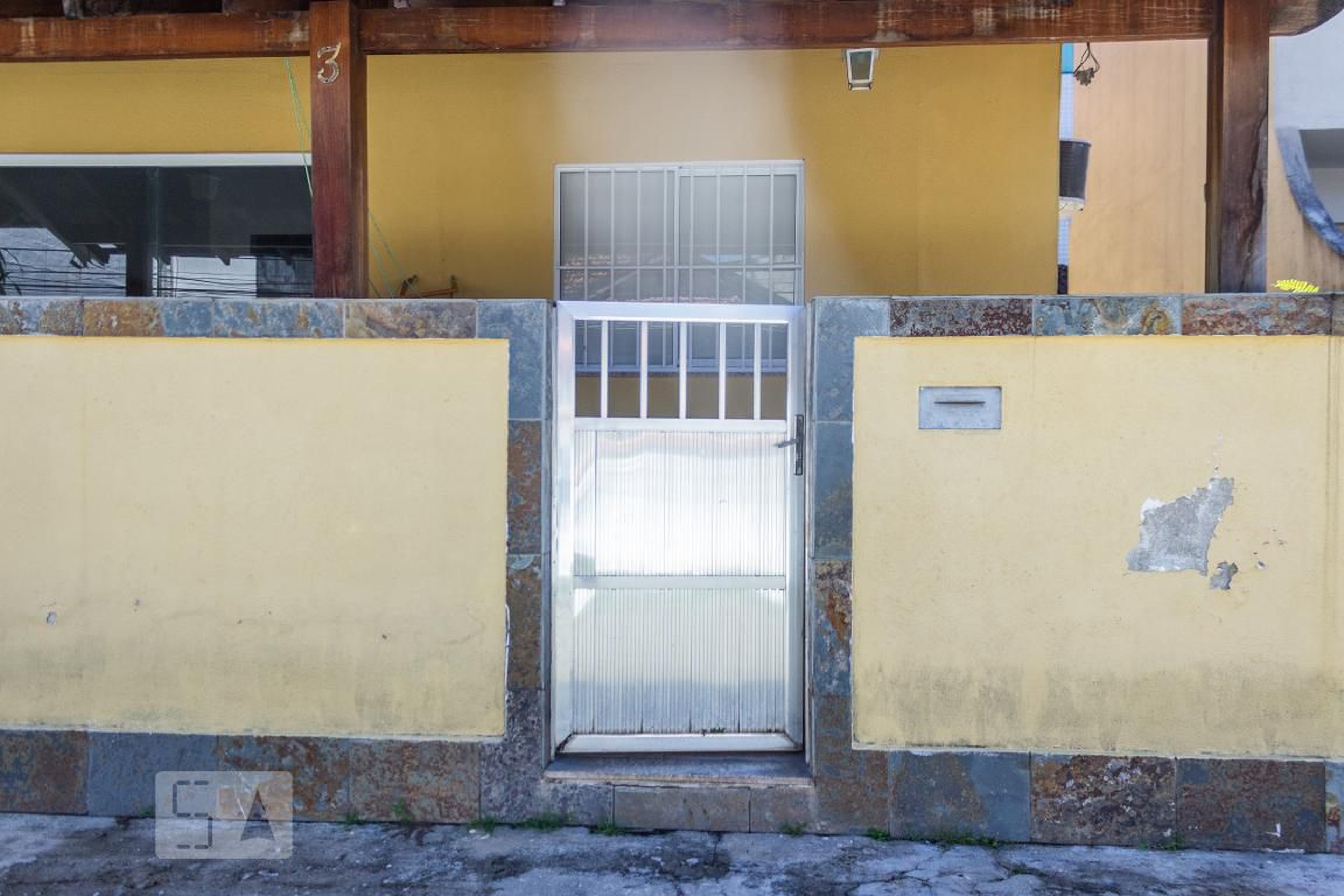 Fachada Condomínio em Estrada dos Três Rios, 638