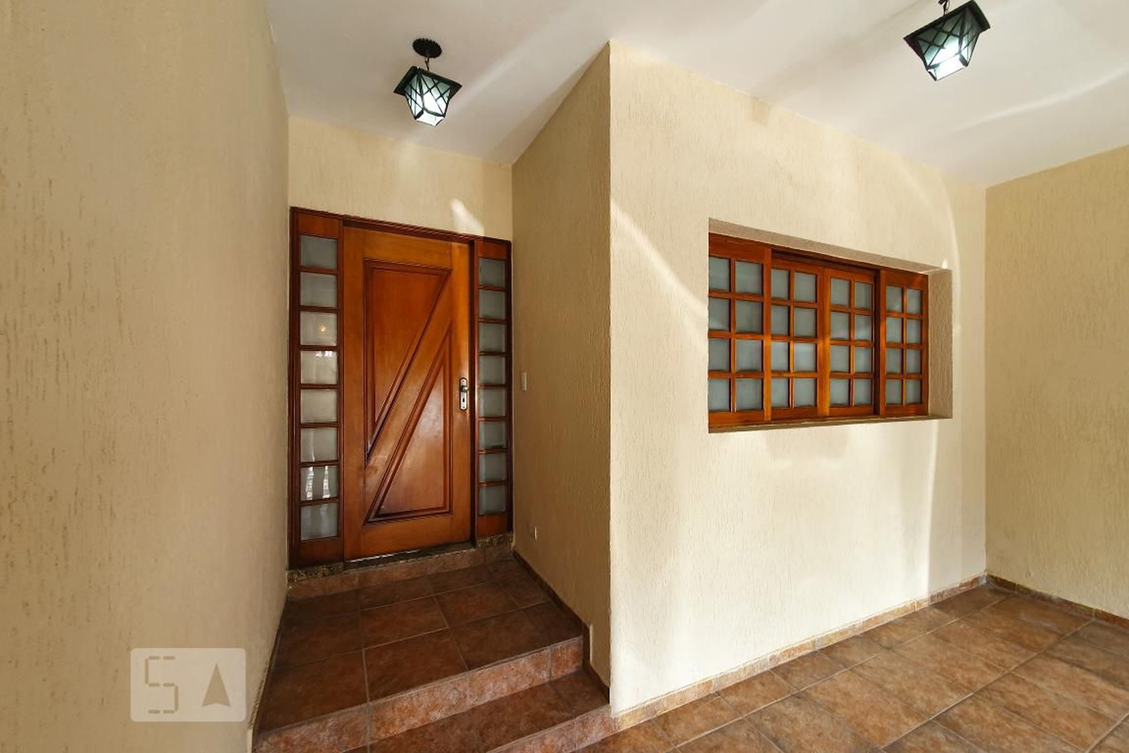 Entrada Condomínio em Rua Angaturama, 9