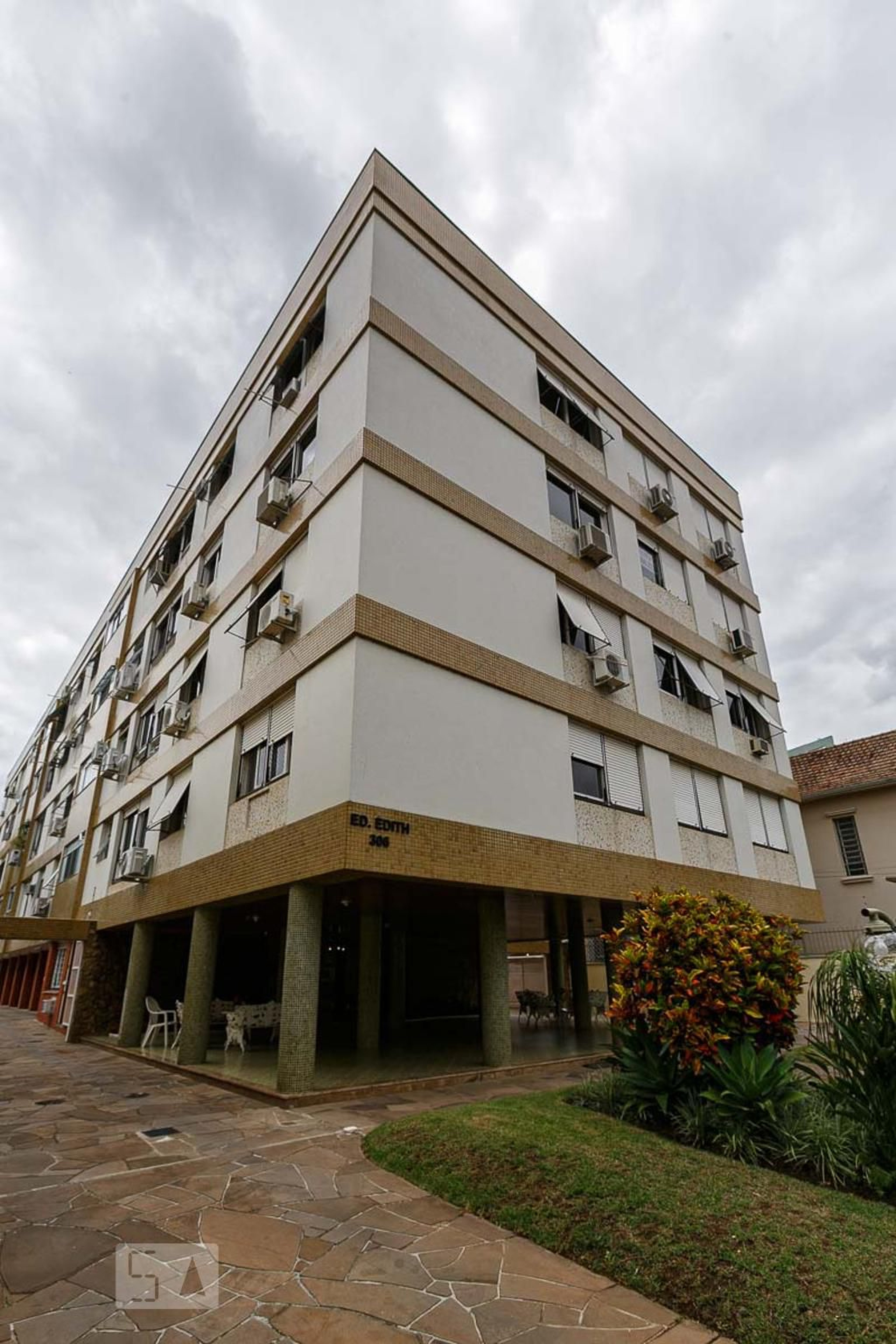 Fachada Condomínio em Rua Oscar Bittencourt, 306