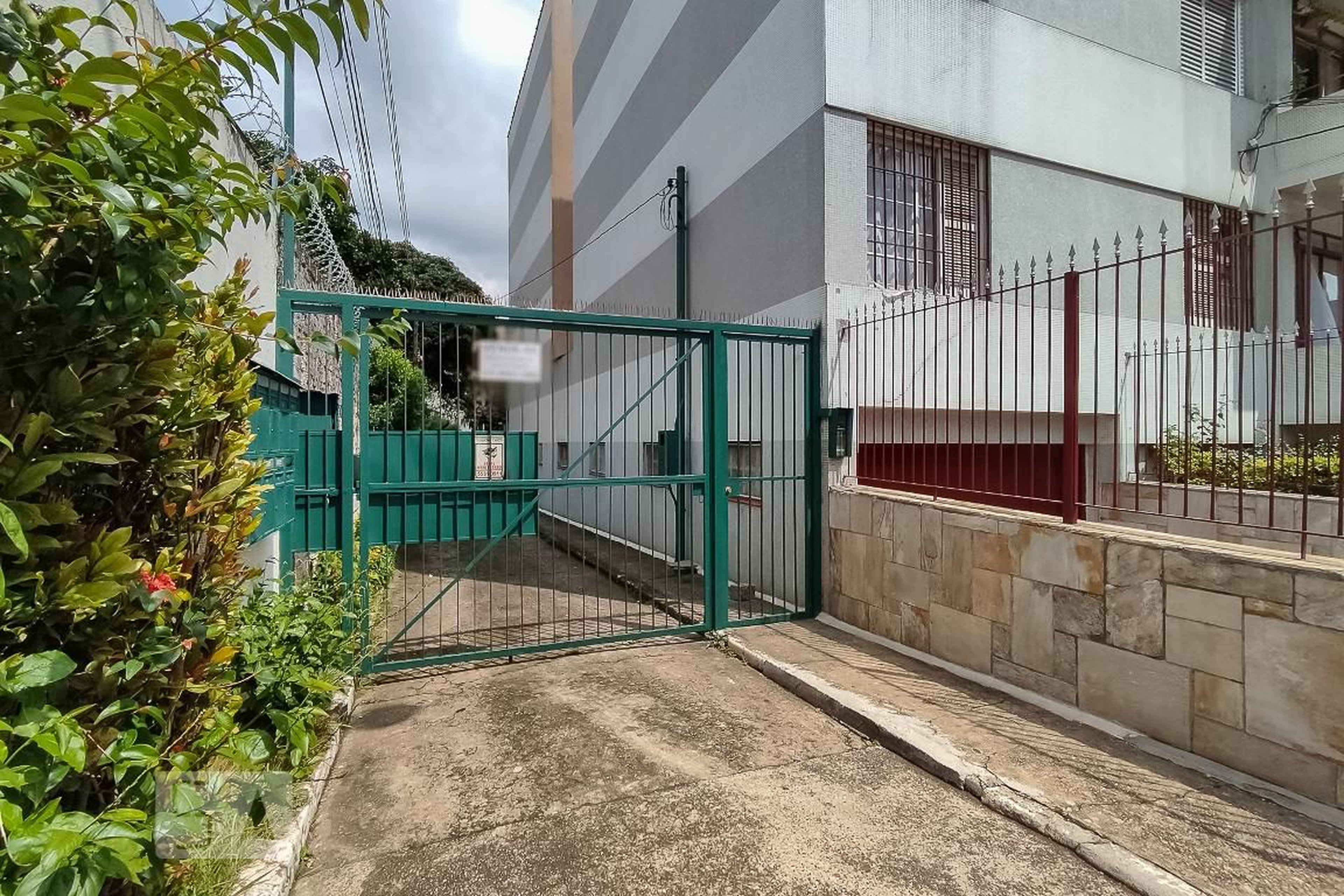 Fachada Condomínio em Rua Madre Cabrini, 410