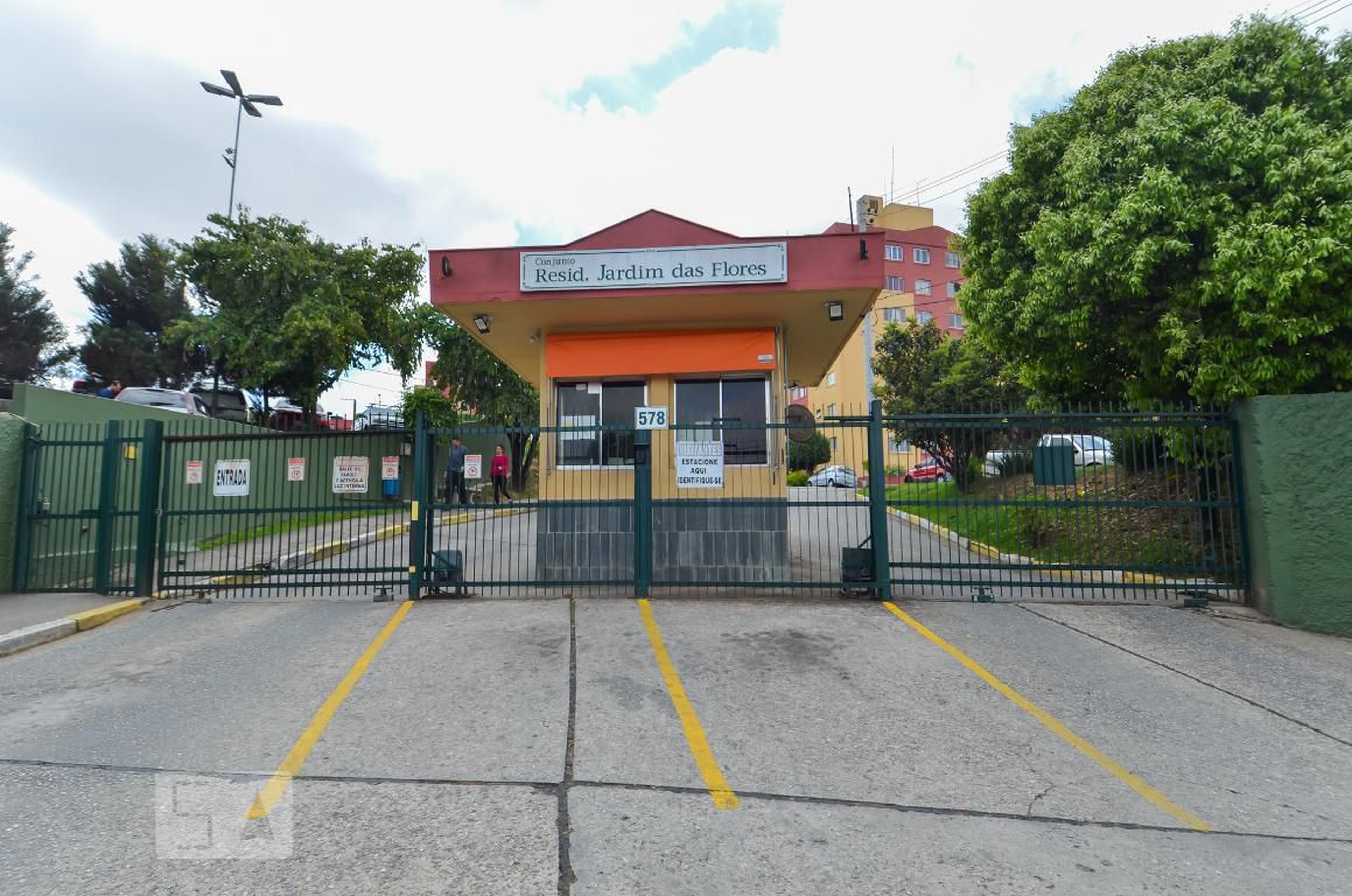 Fachada do Condomínio Condomínio Flores