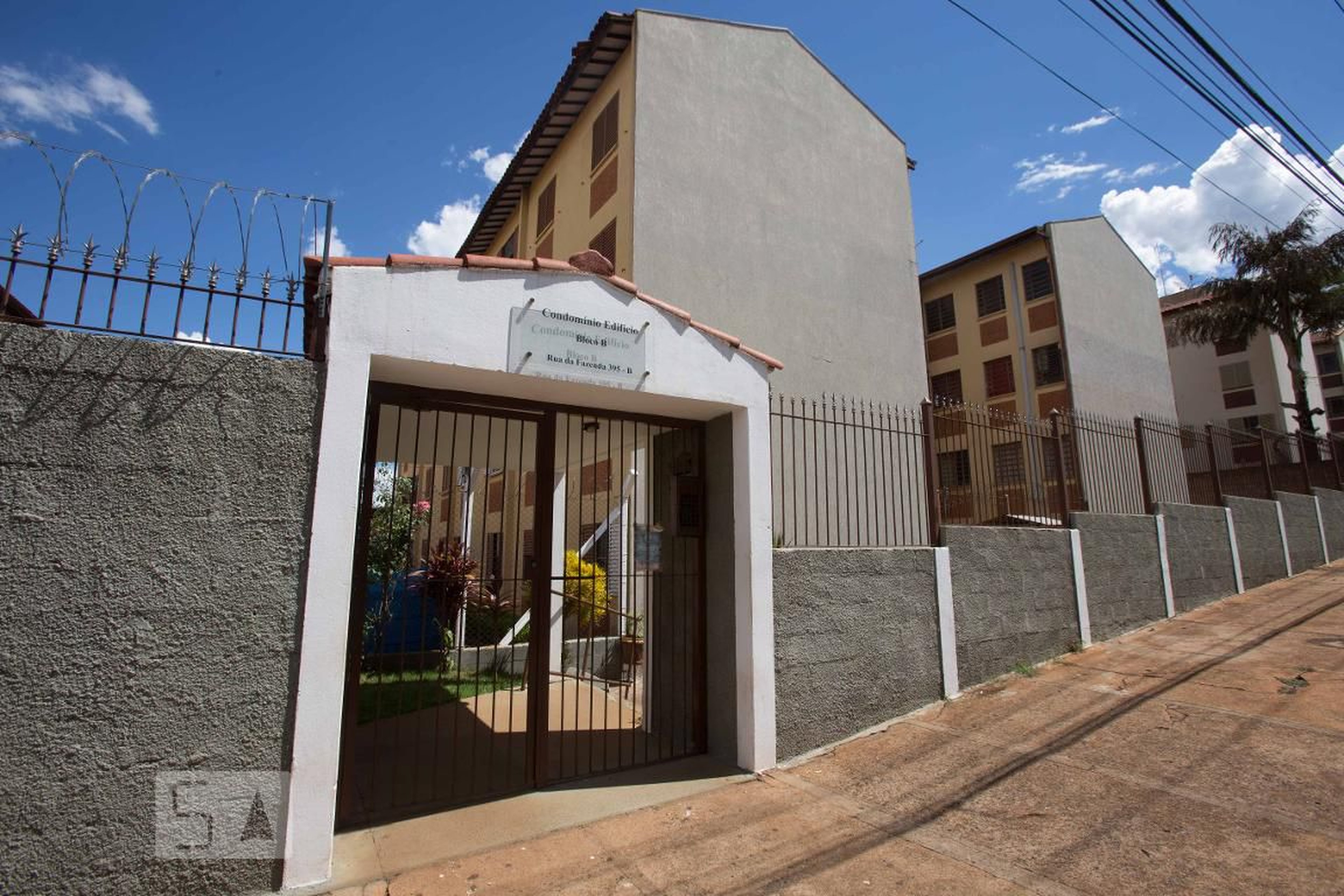 Fachada Condomínio em Rua da Fazenda, 395b