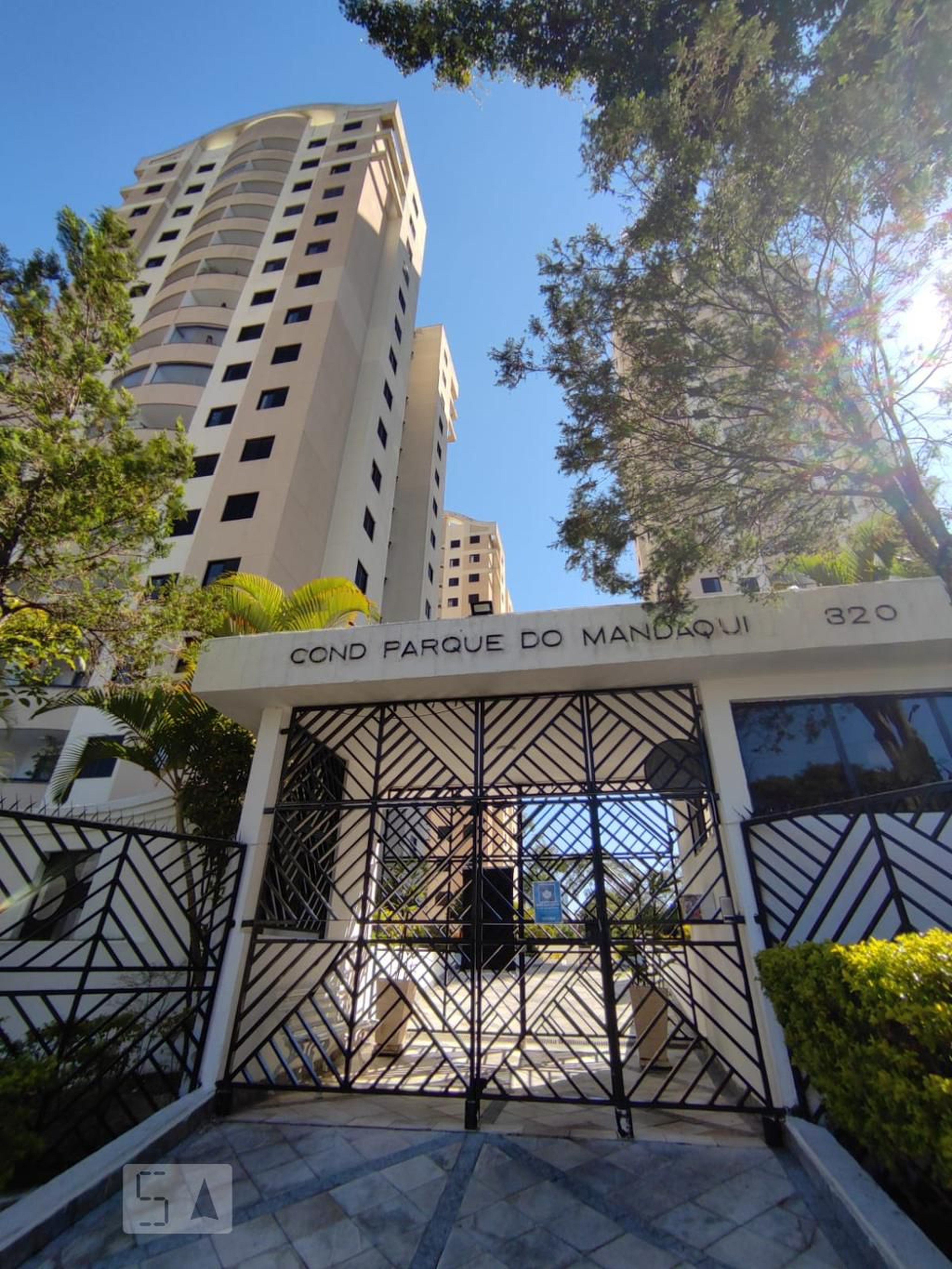 Fachada Condomínio em Rua Plínio Colas, 290