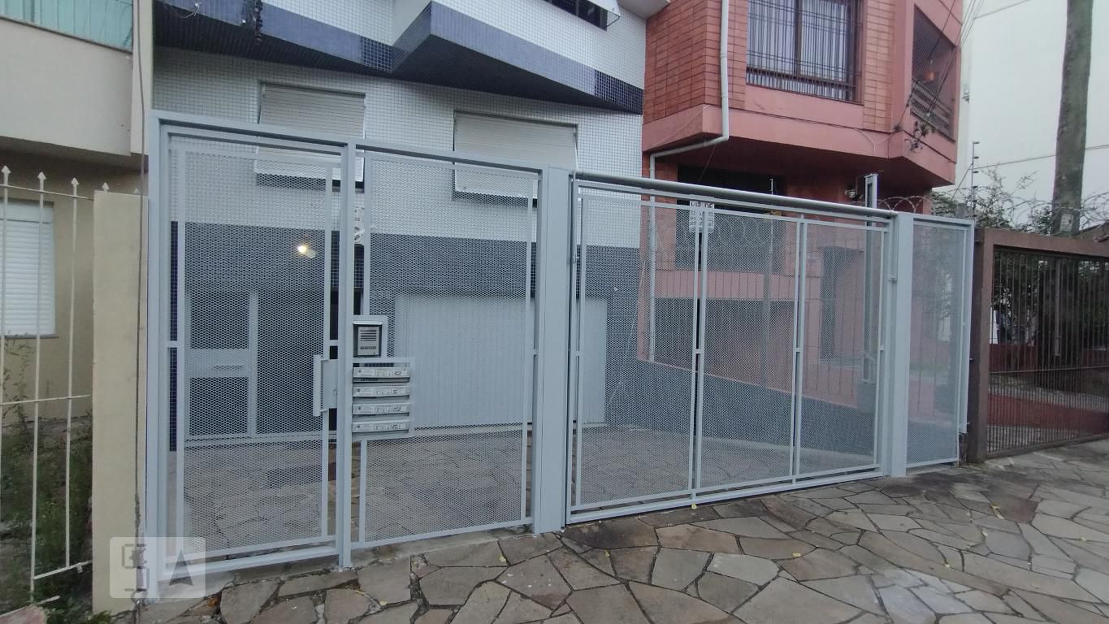 Fachada do Condomínio Condomínio em Avenida Taquara, 299