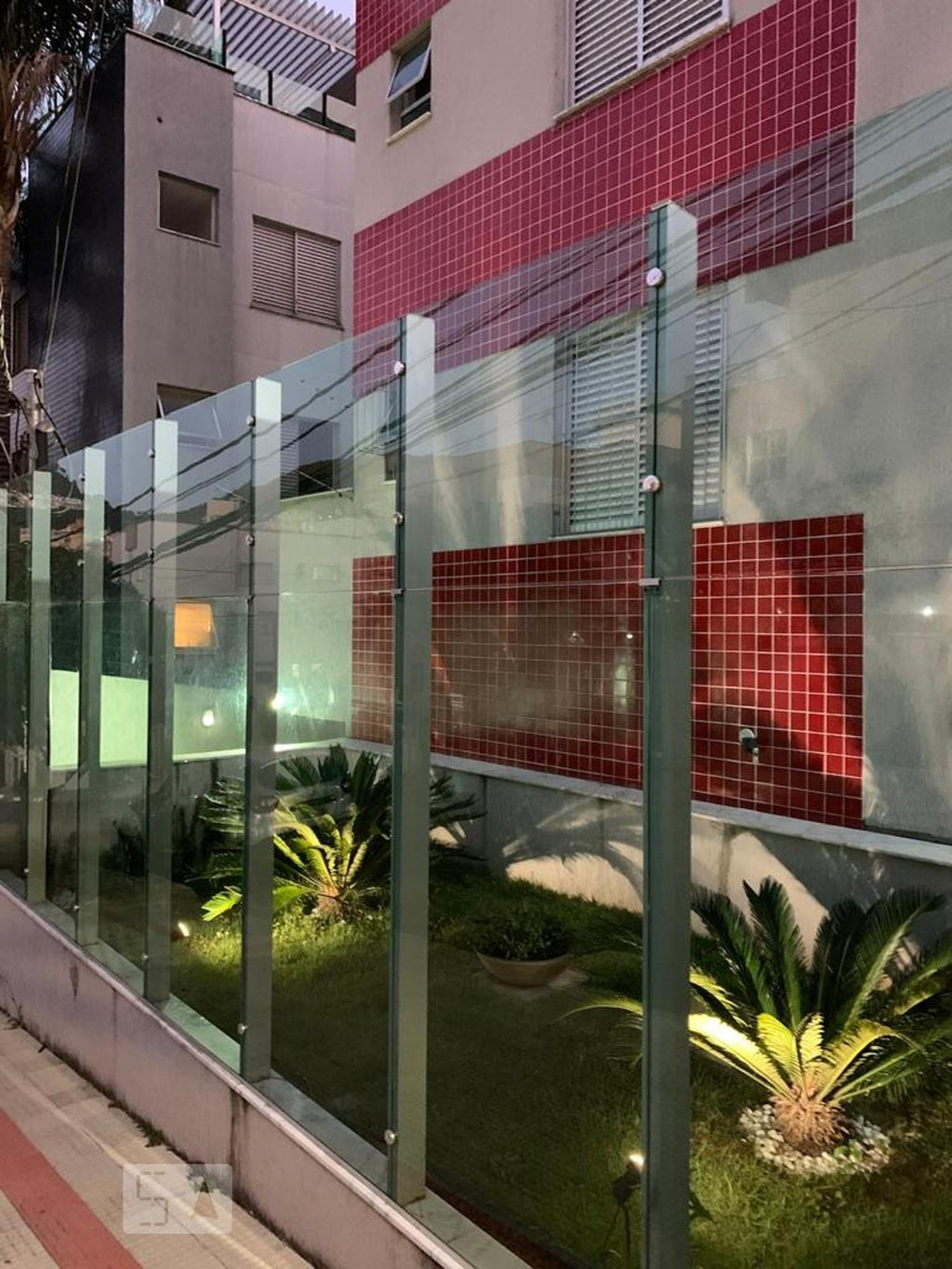 Fachada Condomínio em Rua Orlando Moretzsohn, 75