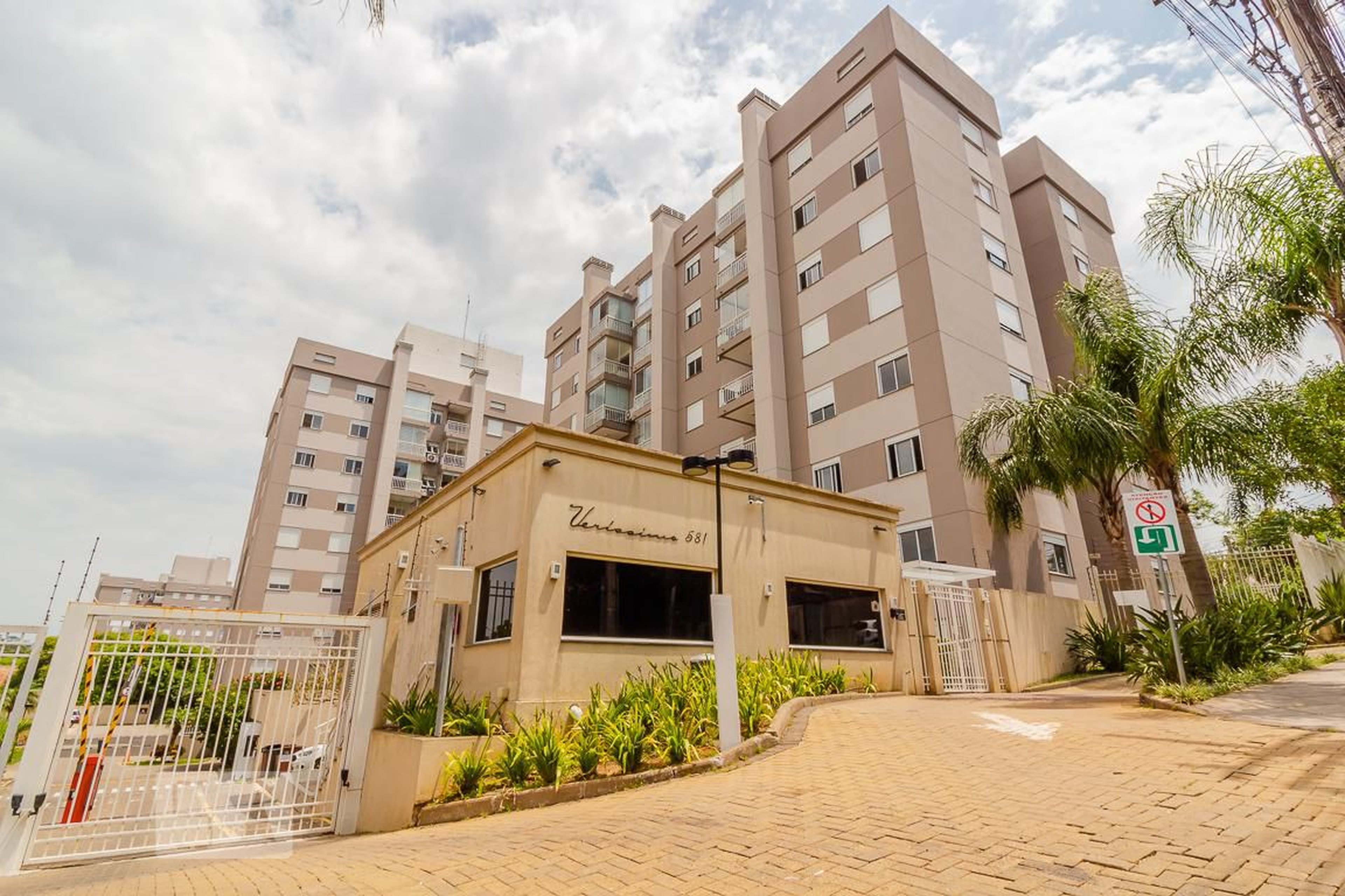 Fachada Condomínio em Avenida Arnaldo Bohrer, 145