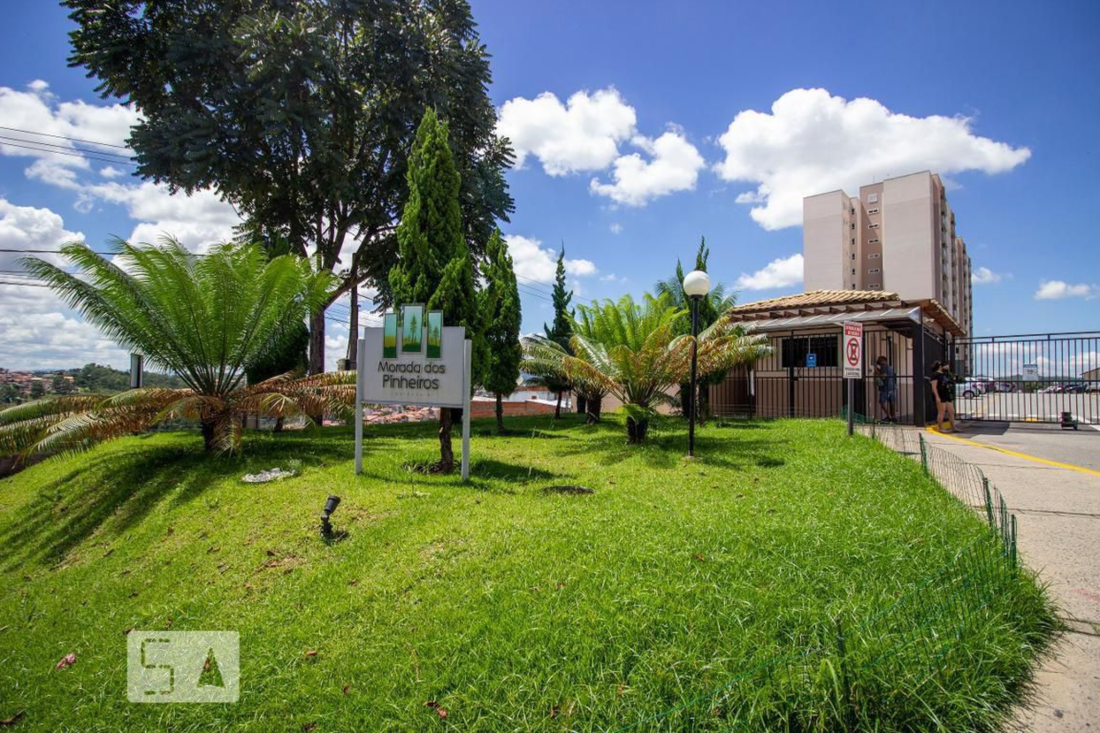 Fachada do Condomínio Condomínio Morada dos Pinheiros