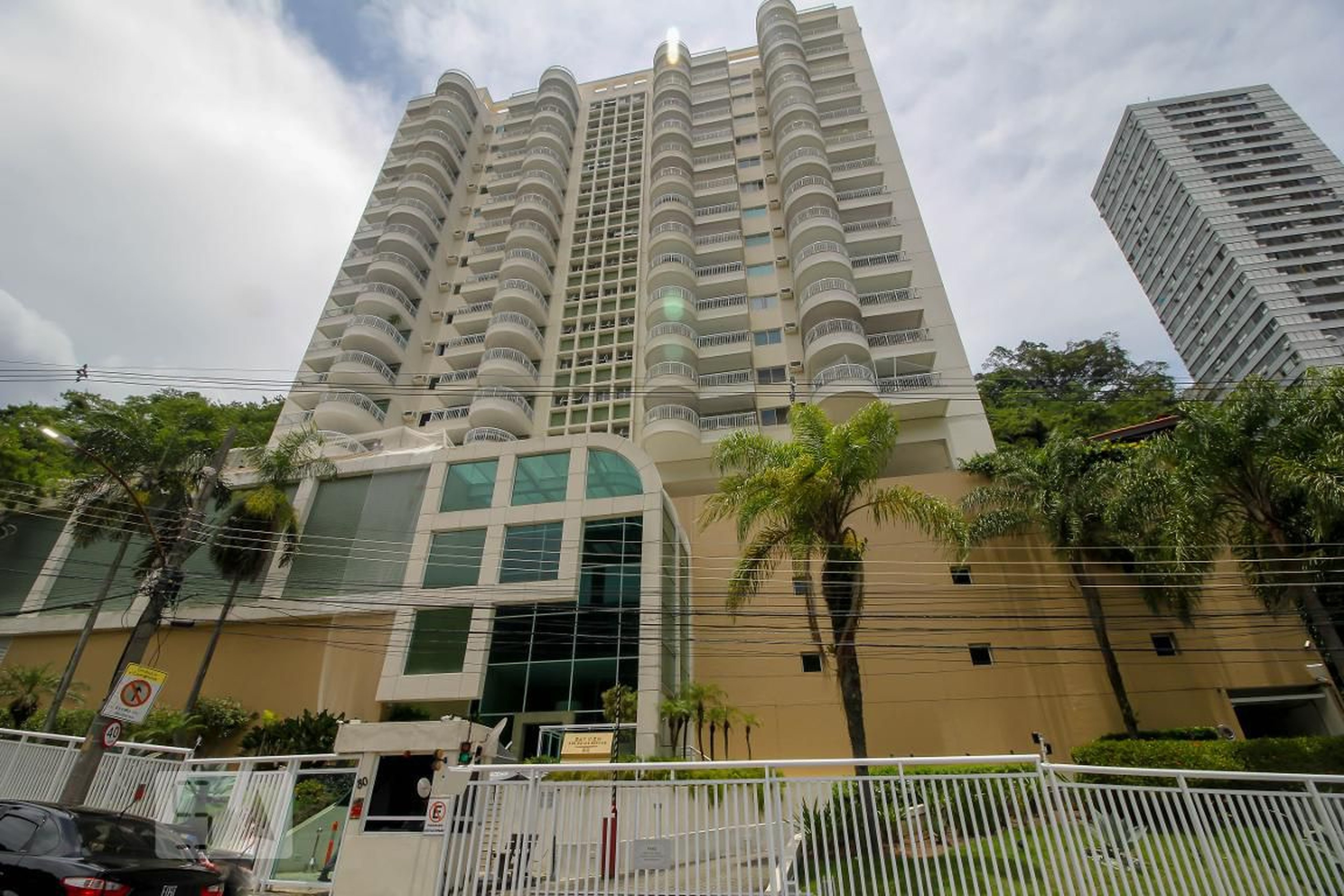 Fachada do Condomínio Condomínio Bay View