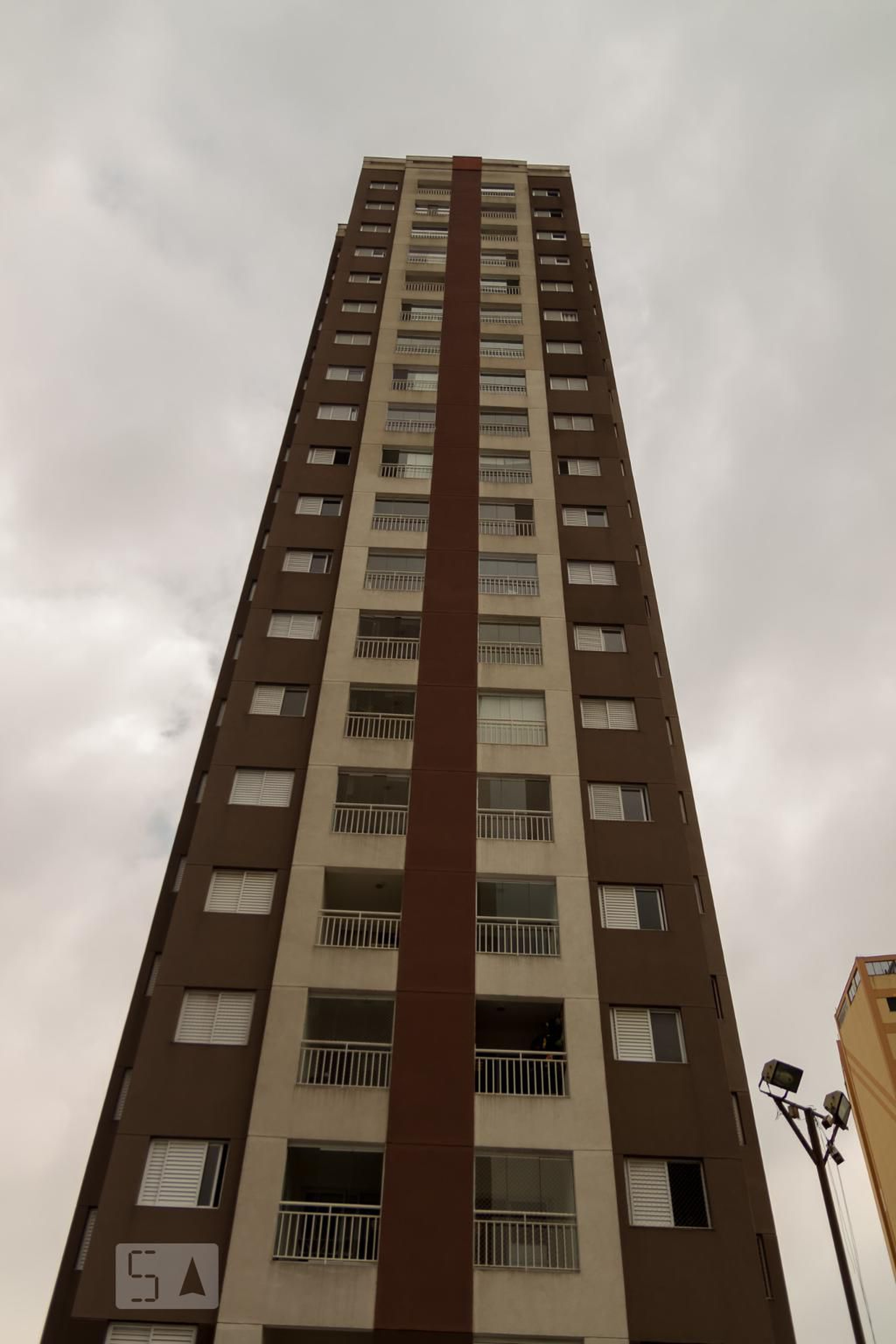 Fachada Condomínio em Rua Perrella, 100