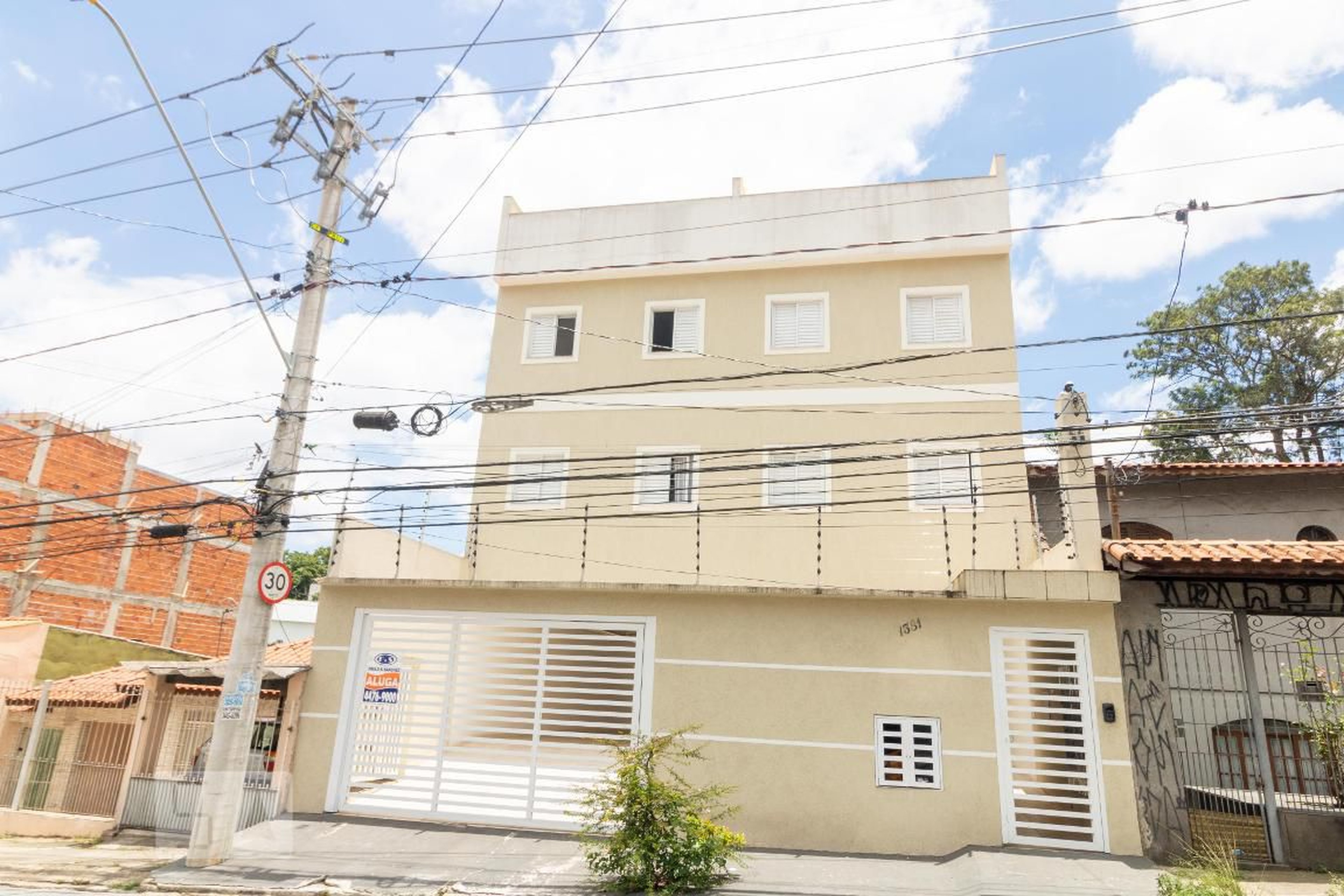 Fachada do Prédio Condomínio em Rua Colúmbia, 1381