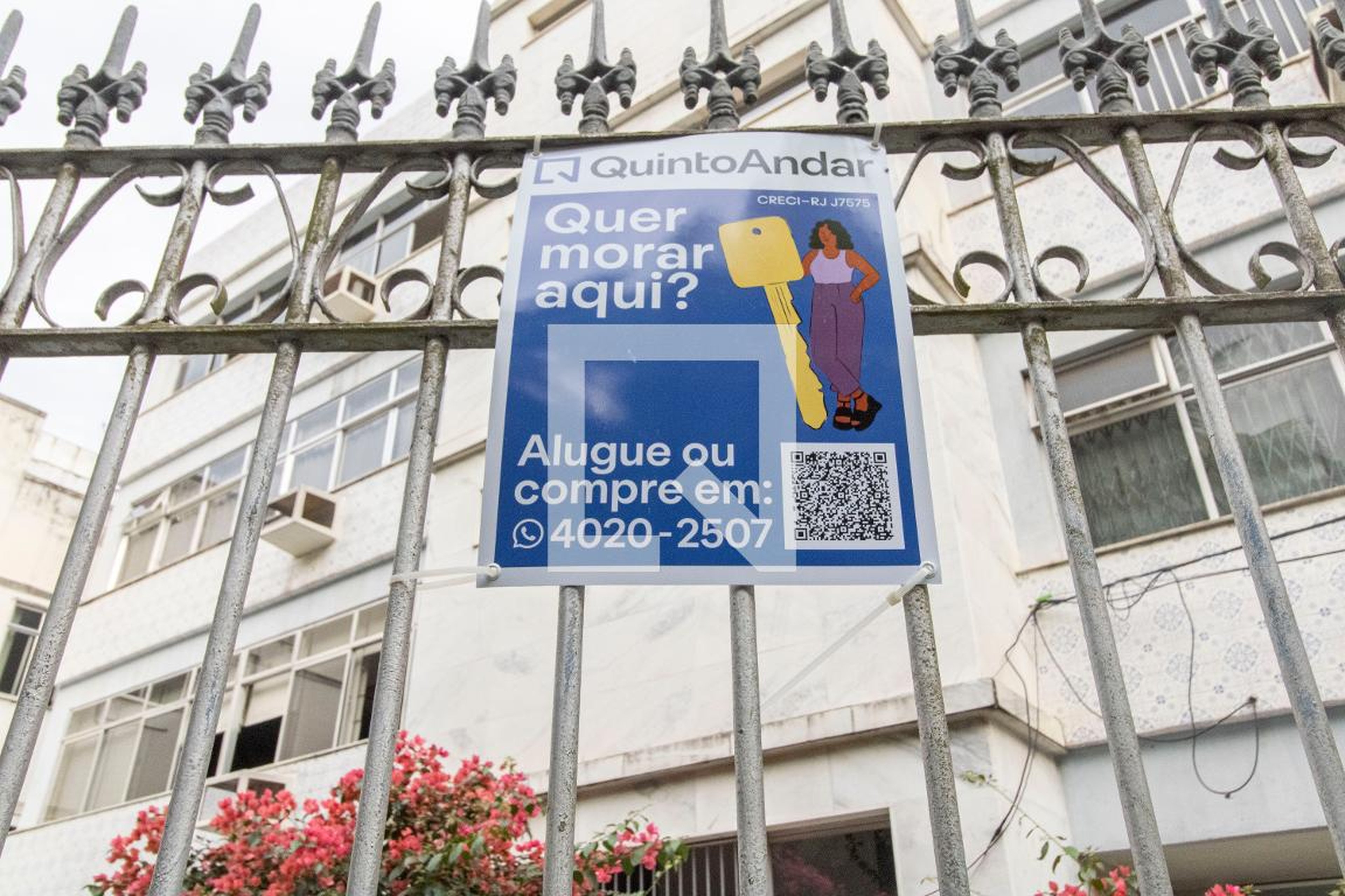 Fachada Condomínio em Rua Henrique Lacombe, 344