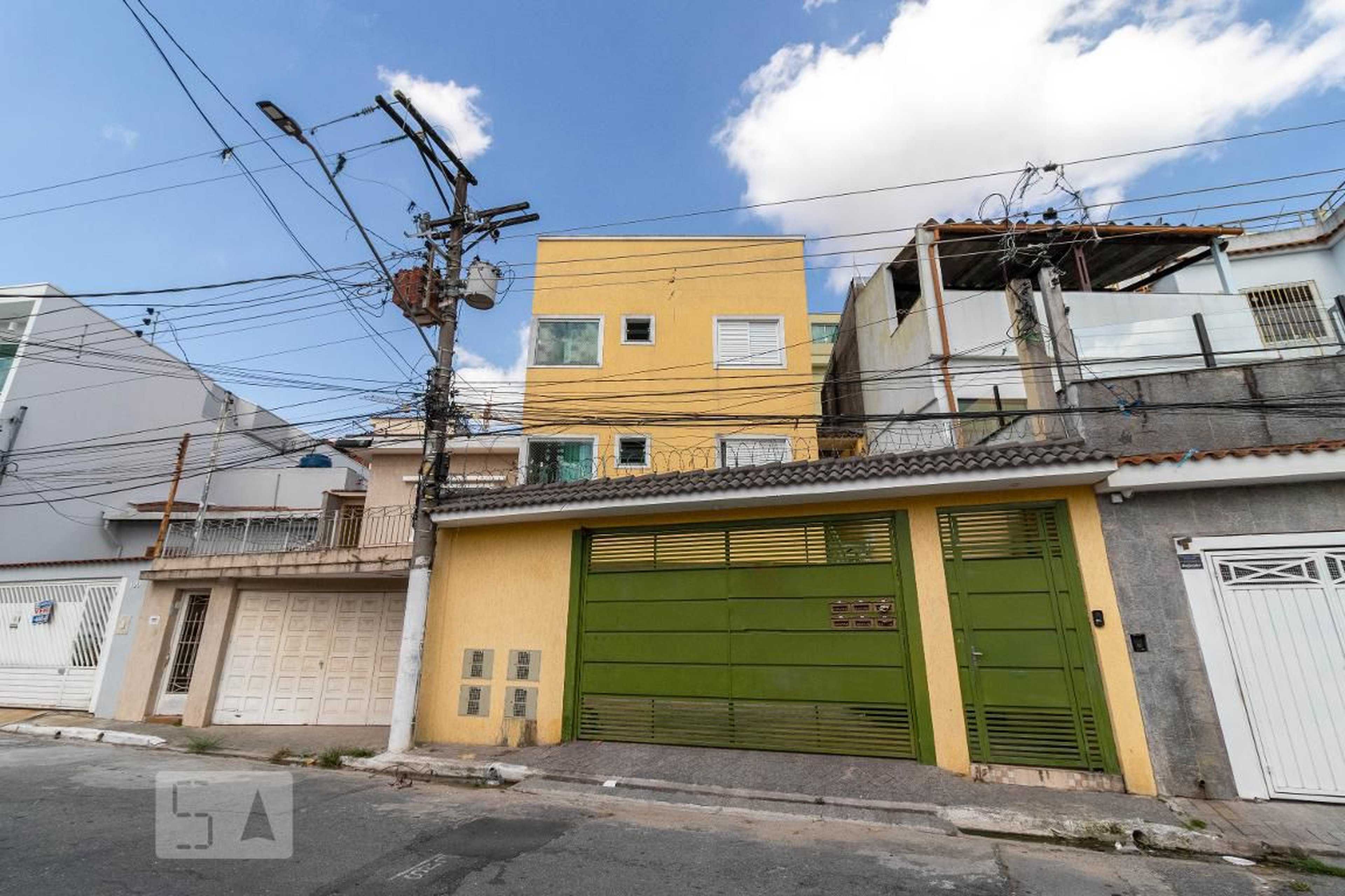 Fachada Condomínio em Rua Ariosto César, 178