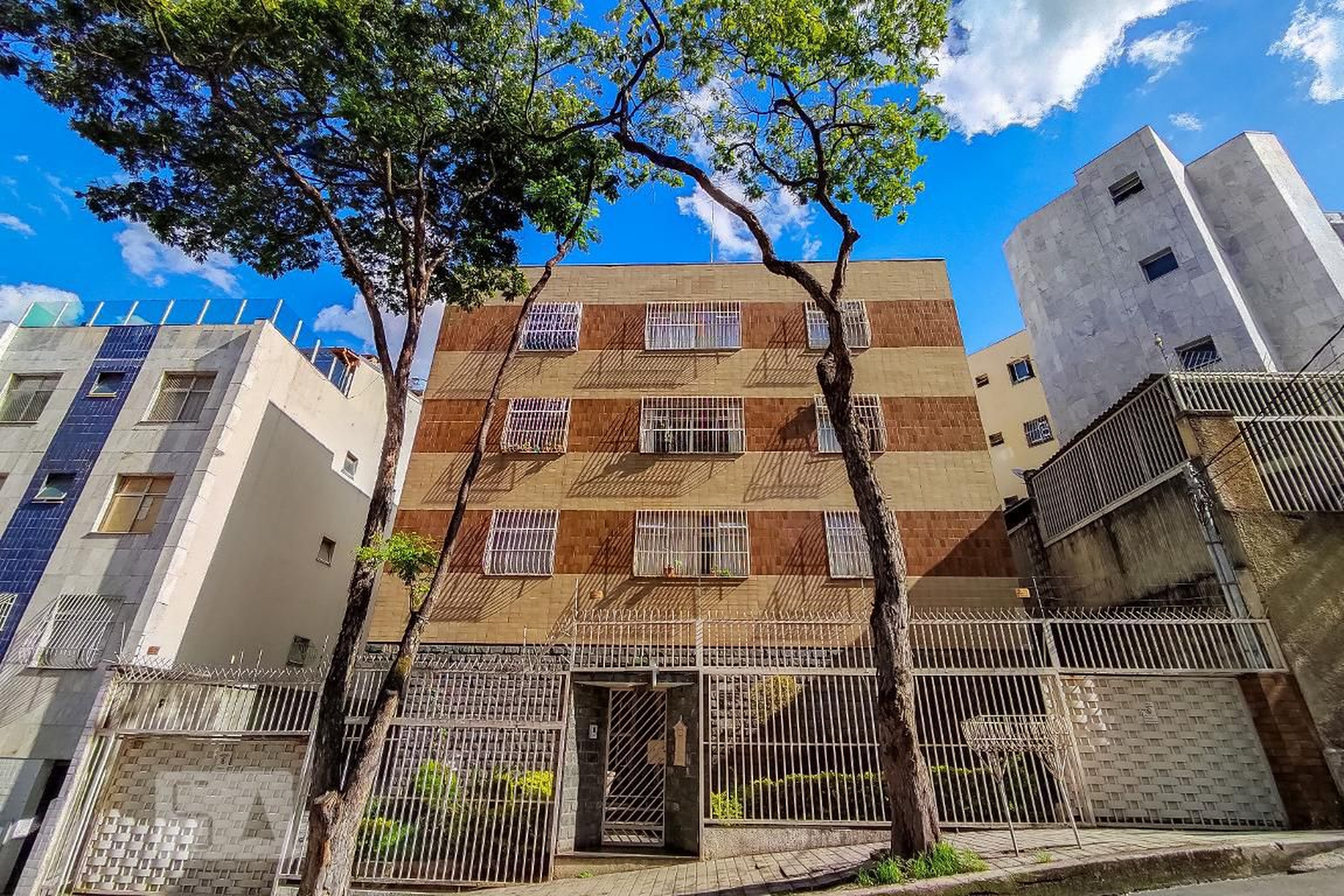 Fachada Condomínio em Rua Waldir Leite Pena, 241