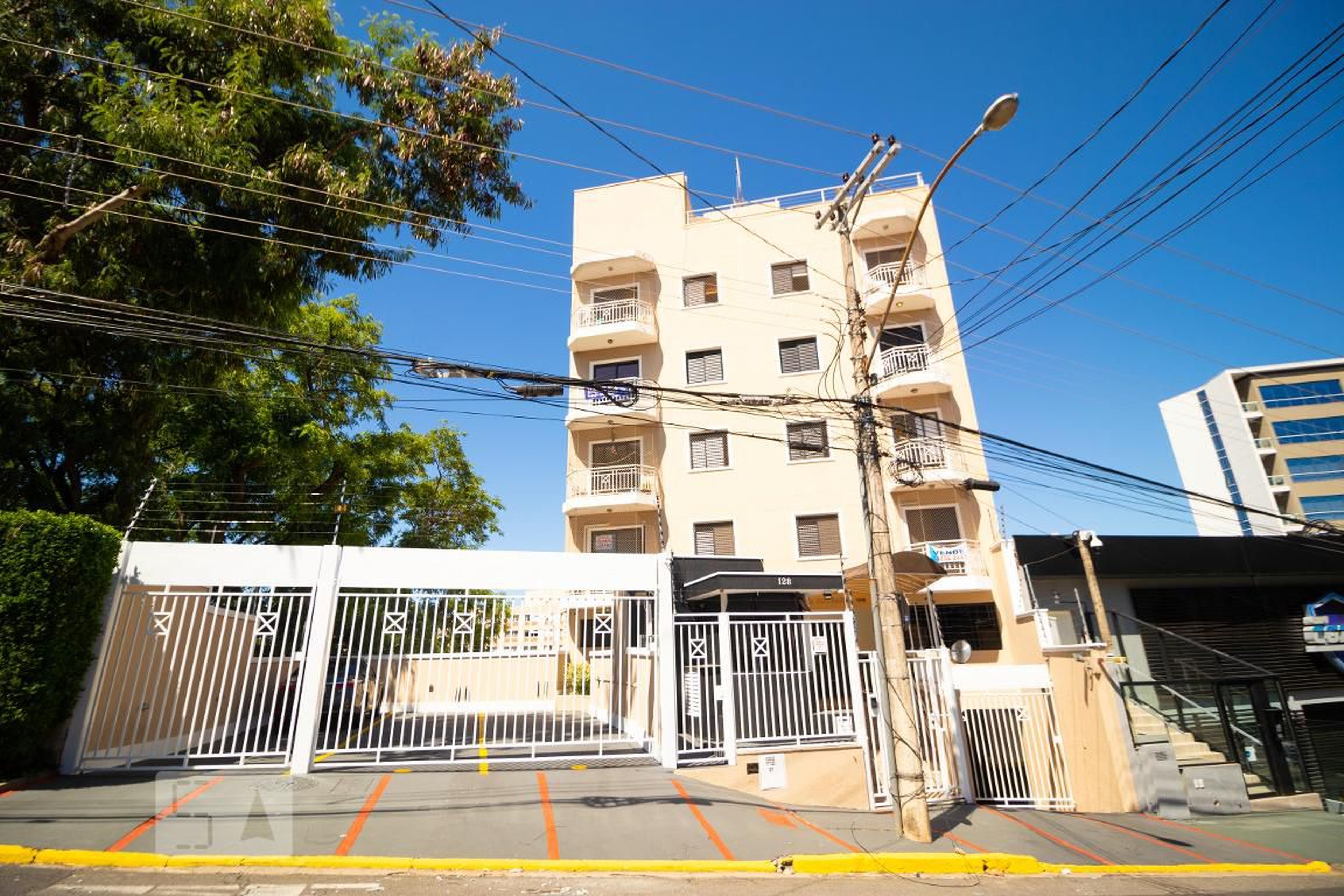 Fachada Condomínio em Rua Maria da Encarnação Duarte, 128