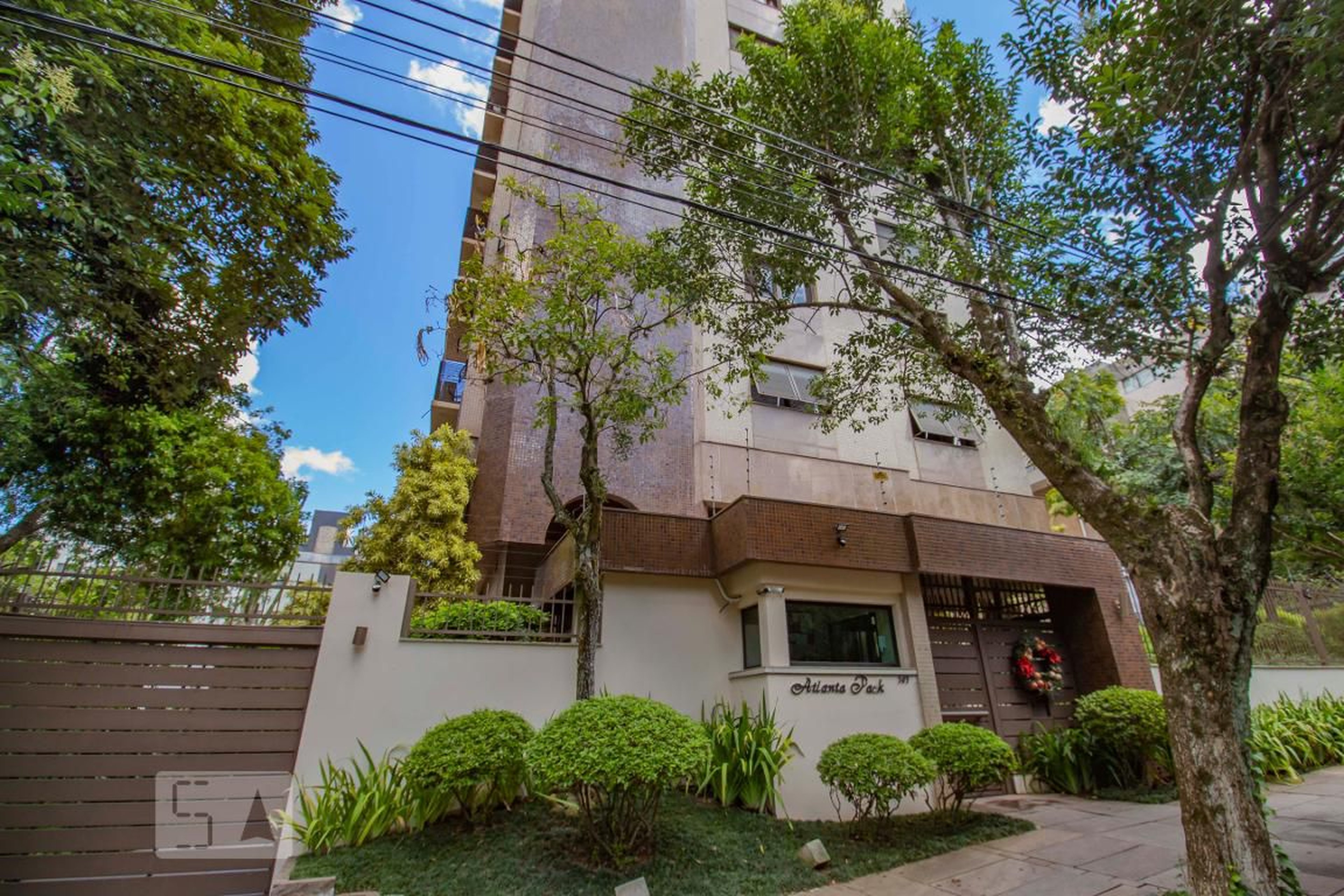 Fachada do Condomínio Condomínio em Rua General Oscár Miranda, 141