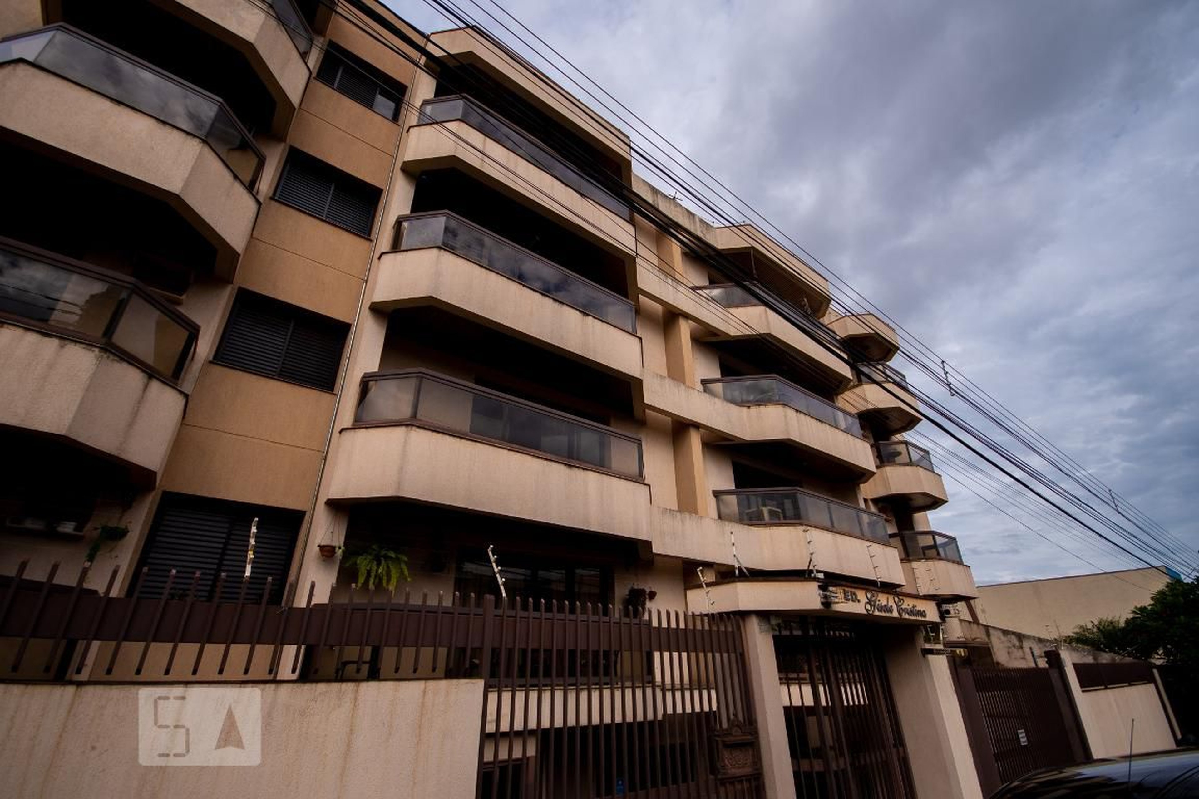 Fachada do Condomínio Edifício Gisele Cristina
