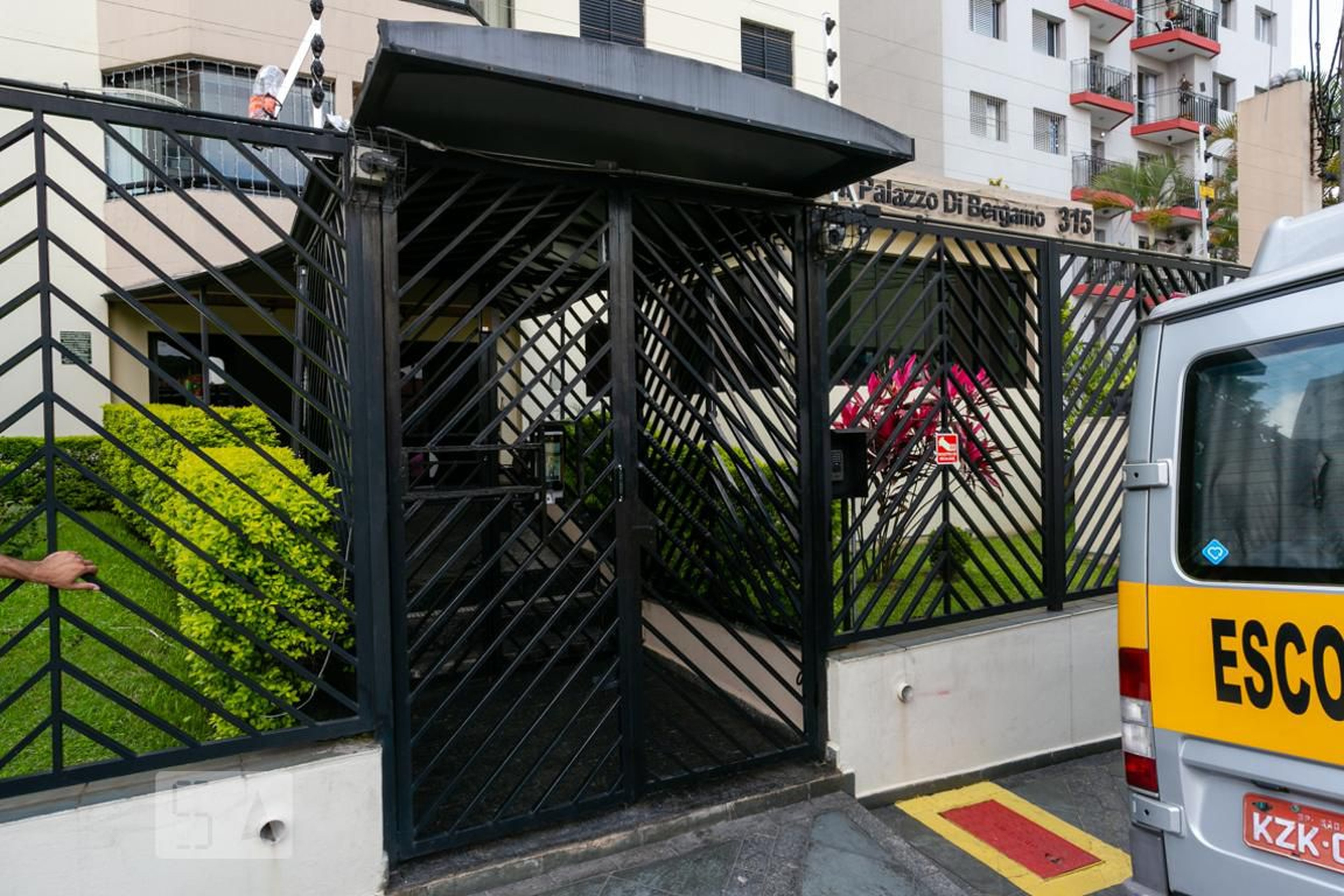 Fachada do condomínio Condomínio Codominio Pallazo de Bergamo